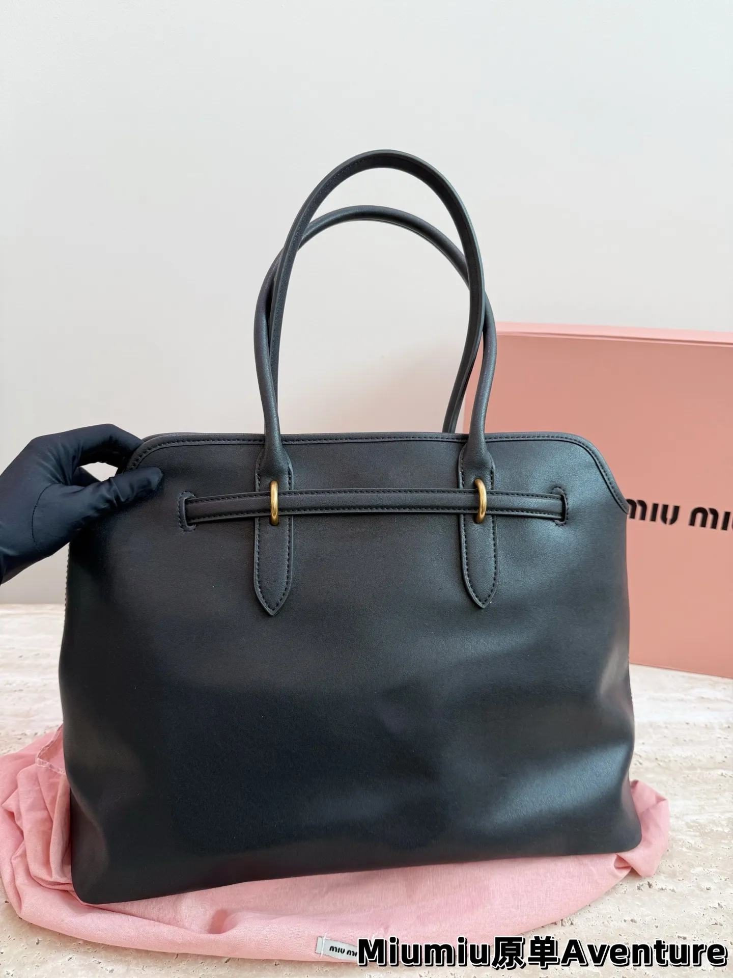 P250 MiuMiu Aventure托特包 👜MiuMiu Aventure托特包,选用橡木色小牛皮,质地柔软细腻,金属皮带搭扣超有复古感✨。尺寸约40×31×13cm,容量大,通勤日常都OK!内部斜纹帆布衬里,实用又时髦。焦糖棕色超适合秋冬,搭配风衣针织衫氛围感拉满🍂。自重轻,手提肩背都方便,是功能与设计感兼具的通勤包!配盒子