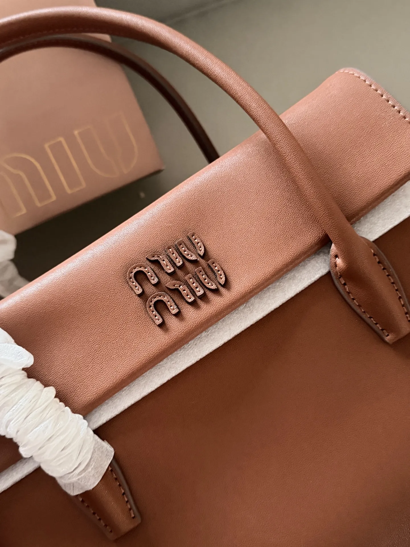 💰225 配盒 size：28*20cm Miumiu Solitaire用上了! 这只Solitaire简直让我一眼万年! 复古调调拿捏得死死的， 亮面皮超级好看 质感也超好！ 两边的翻盖格设计真的很贴心， 磁吸翻盖很方便 可手提可单肩可斜挎， 从实用性来说，这只Solitaire真的nice！