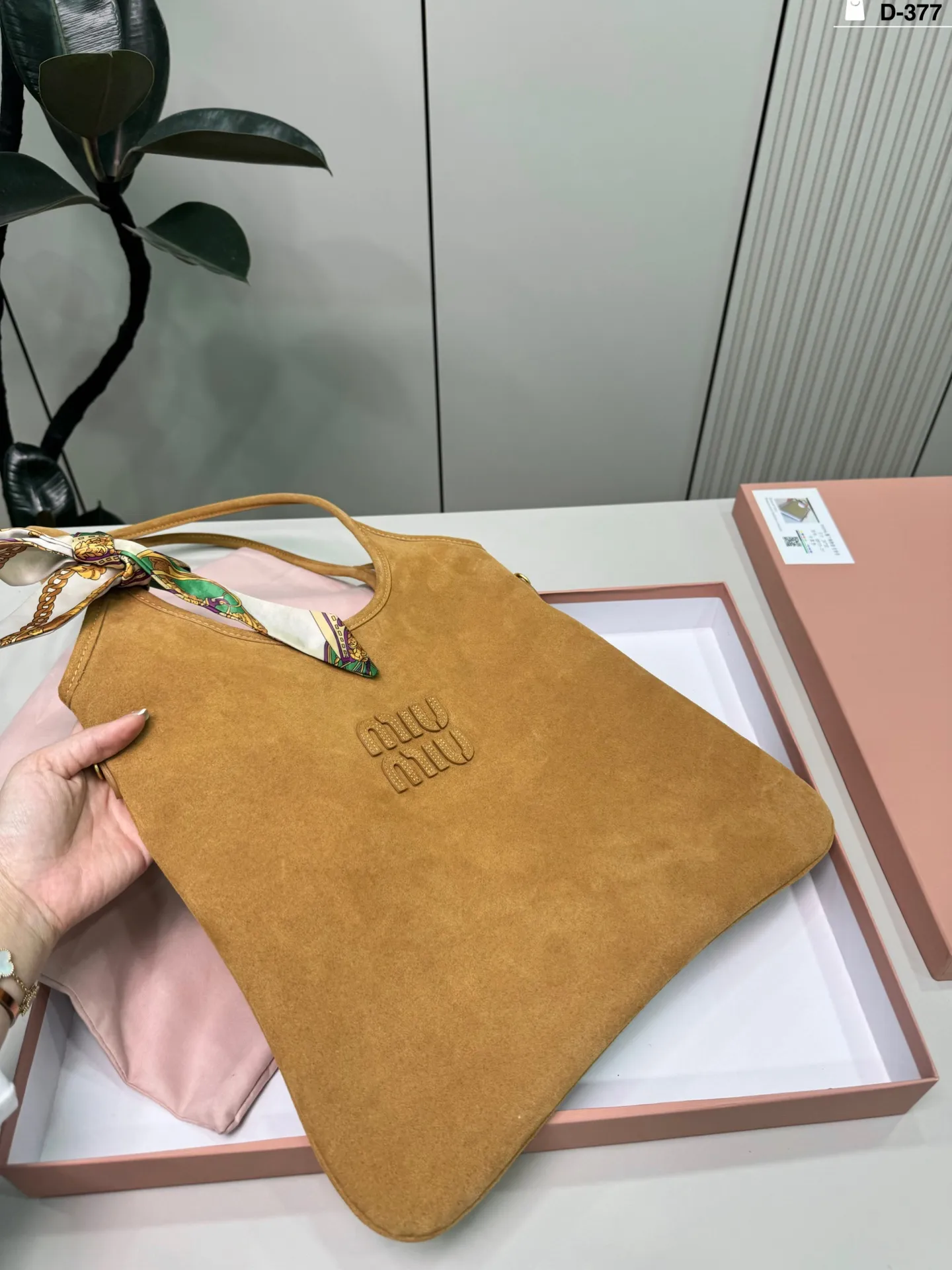 💰p155 D-377尺寸35&times;33配盒 miumiu缪缪ivy托特包 有种谁背都是萌萌的既视感hahaha~ 帆布牛皮皮质哦！