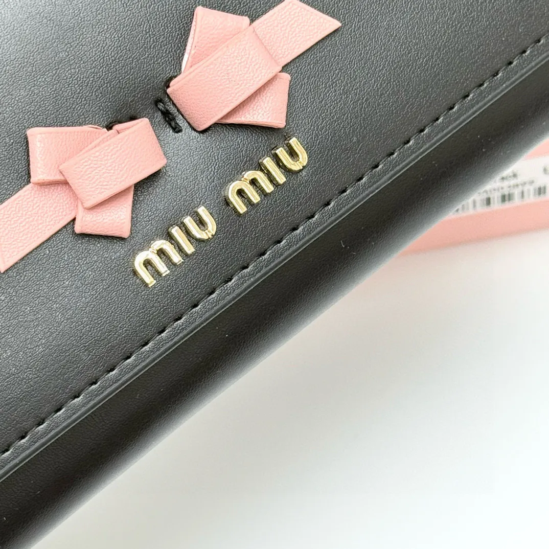 📢📢📢p105 miumiu 946 颜色:黑色 粉色 深灰色 浅灰色 尺寸:19*10.5*3.5 说明:miumiu专柜最新款火爆登场!采用头层牛皮,做工精致, 媲美专柜!绝美配色,超级精致时尚!