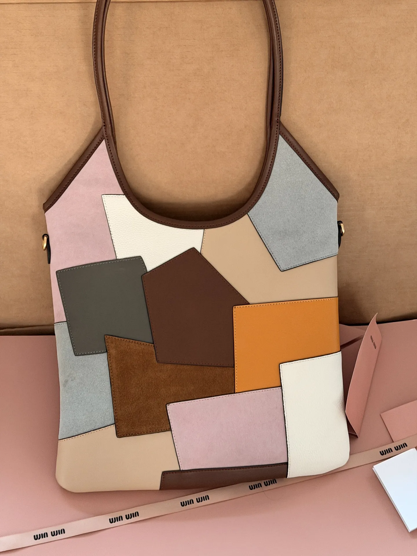 💰 275 配全套包装 size:33*30cm MiuMiu拼皮家族又来新配色啦 可爱的Miumiu ivy 复古麂皮牛皮拼皮 秋冬文艺感叠穿秘诀 谁还没爱上Miu Miu 软糯麂皮质感超nice! 有种谁背都是萌萌的既视感hahaha~ 牛仔牛皮皮质哦!