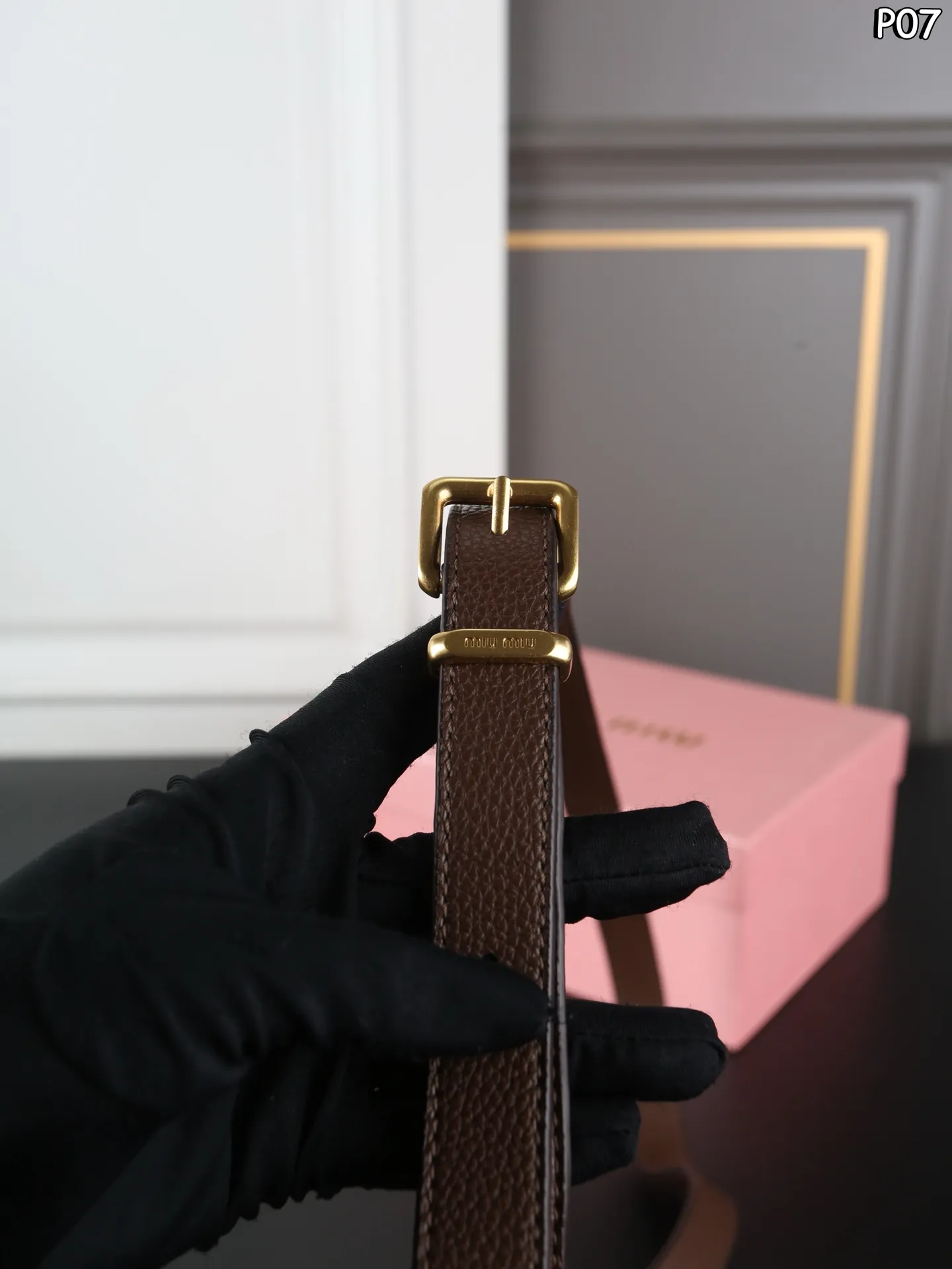 P145 天地盖 MIU MIU缪缪 相机包 斜挎单肩包 Miumiu相机包太可爱啦！荔枝纹小牛皮，手感好柔软太适合秋冬了[赞R] 方形设计简约低调又高级～ 日常手机 粉饼 钥匙.. 都能收纳～ 肩带可随意调节，时髦感十足～ 尺寸：20&times;11