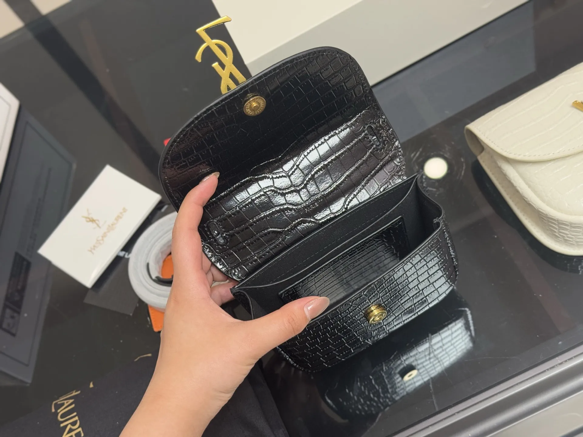 ¥140 配折叠盒飞机盒 尺寸:17cm 圣罗兰 Kala马鞍 很好看啊啊啊 这款绝对是ysl的鼻祖! 牛皮品质! 太STALY!