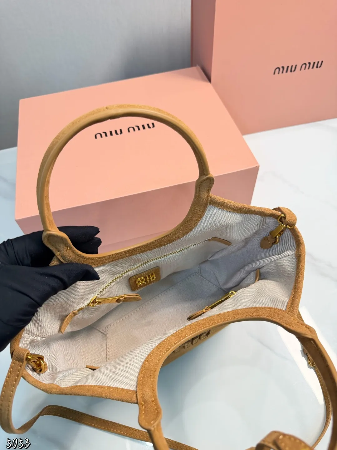 ❤️p170（礼盒包装）❤️ 缪缪MIUMIU托特包 伊势丹限定款hobo也太好看了 质感很高级容量超级大也很耐用尺寸：22*11*18cm 日常出街背它回头率百分百就是这种随性慵懒感