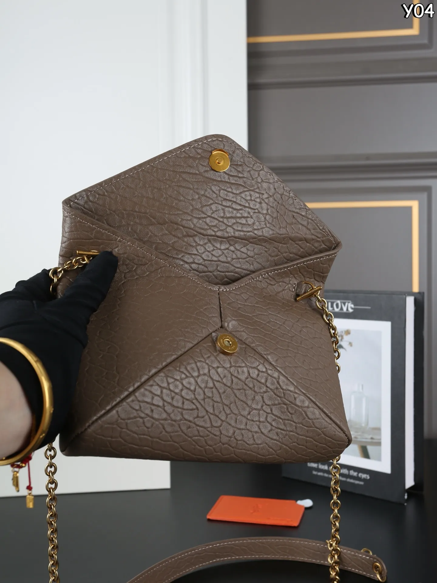 P160 全套礼盒 圣罗兰 YSL LE CASSANDRE 大象纹 链条包 信封包 单肩斜挎手拿包 精致度满分10 mini链条包新色新色好有气质小羊皮材质 很轻很软!巴掌大却超好装的小个子可以闭眼冲 超软超有质感!!! 尺寸:19×12