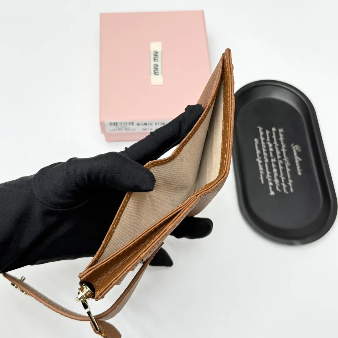 p85🎀miumiu V13🎀颜色 黑 棕🎀尺寸 11.5*10*3 🎀miumiu专柜最新款！专柜爆款热力来袭，釆用顶级进口牛皮，做工精细