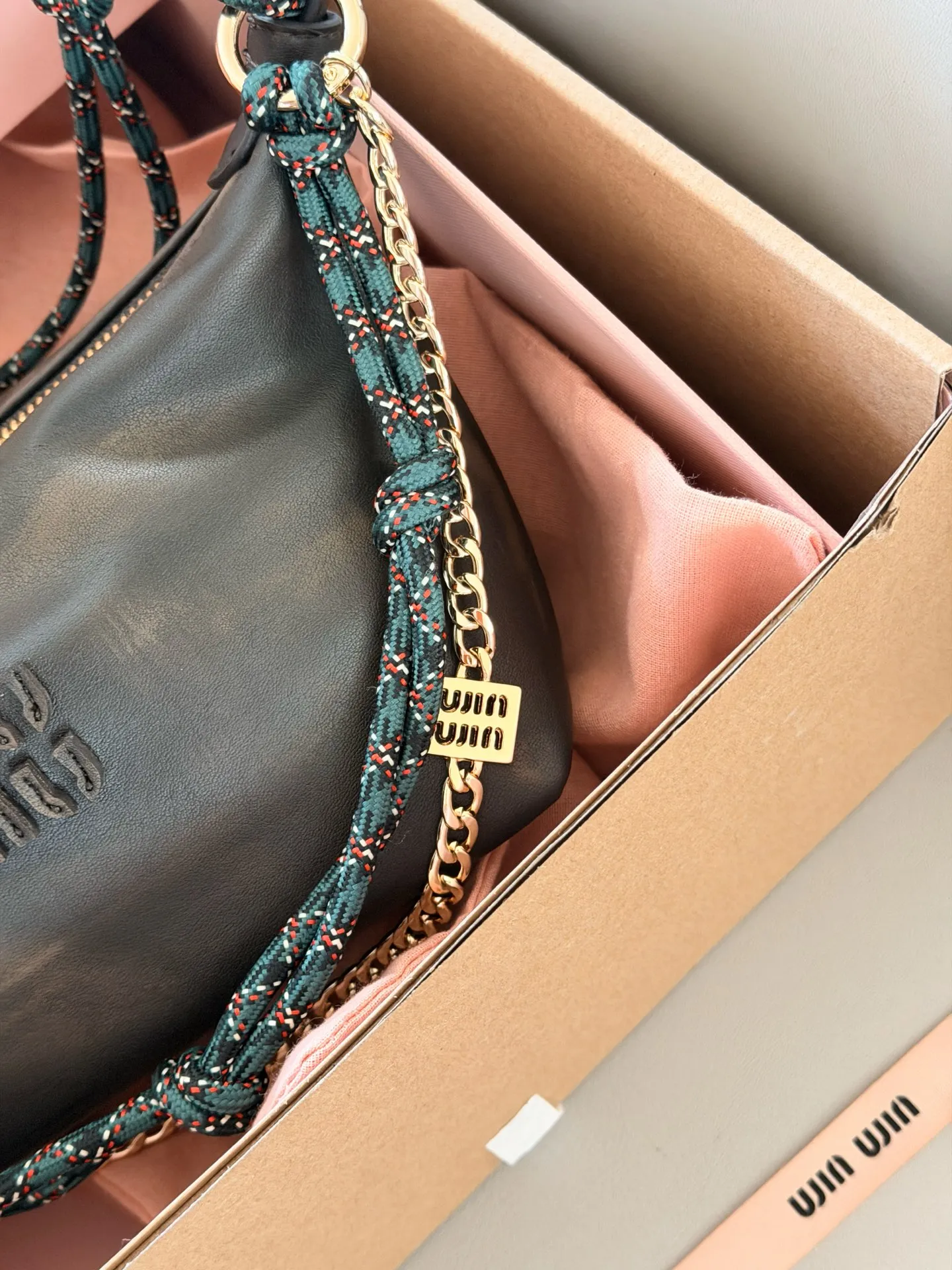 💰190 配盒 size:底宽18*15cm miumiu 咖啡棕小饭盒~ 自带冲浪绳!! 做旧的效果牛皮更高级哦! miumiu作旧彩绳饭盒包测评,真的太好看了吧