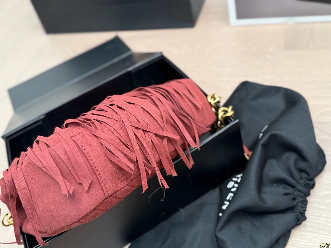 &yen;185飞机盒 圣罗兰 ysl流苏单肩包 很有复古的感觉 高级又不失优雅 超有氛围感 通勤 休闲 约会通通可搭 尺寸24 16