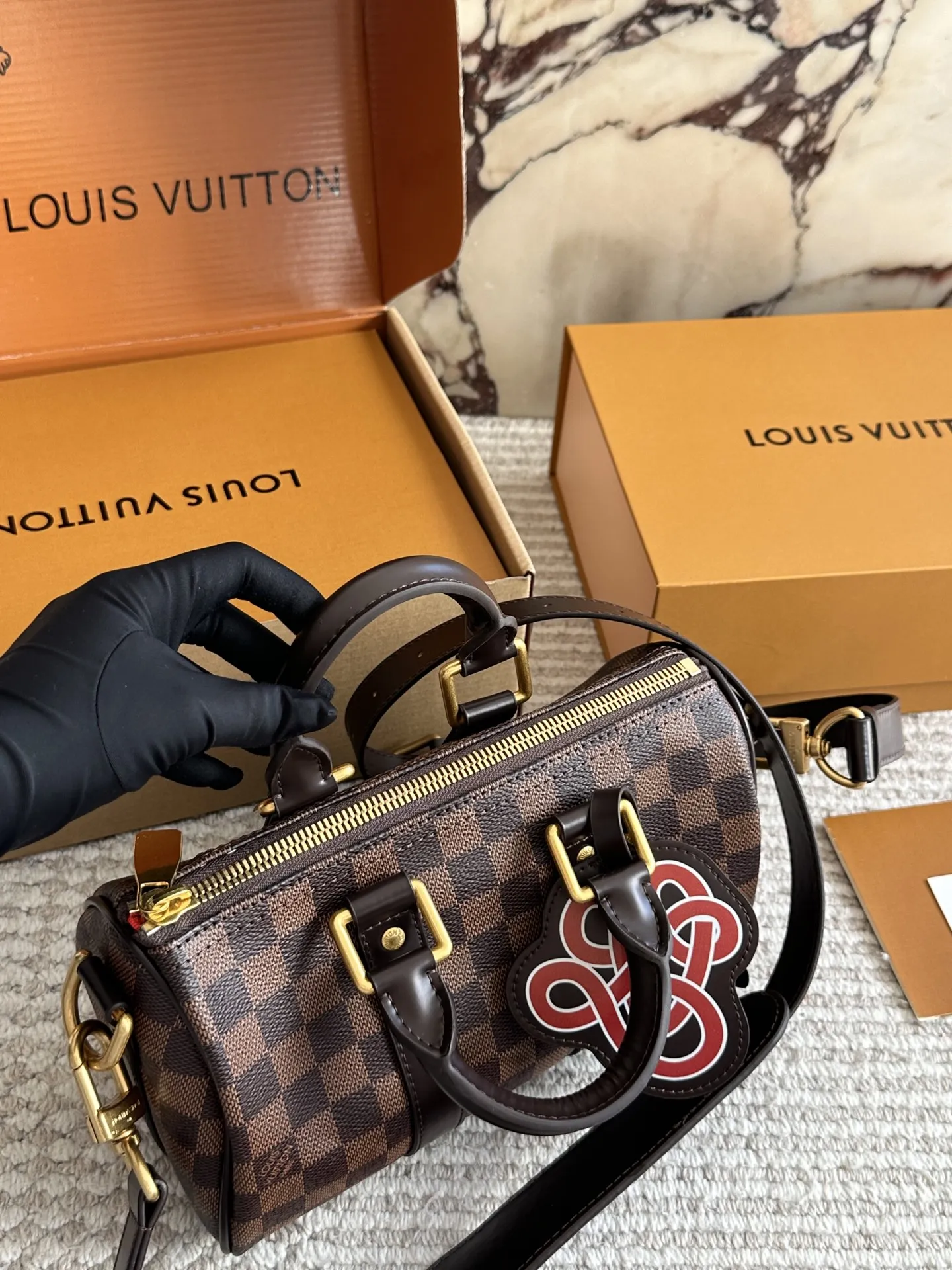 &yen;220 Lv X Nigo Keepall xs 21 枕头包 手袋是一款理想的都市手袋。 标志性的造型与经典的 Monogram 帆布，加之多种携带方式和奢华的天然牛皮饰边为该包平添一份时尚前卫之感。尺寸：25 14cm全套礼盒