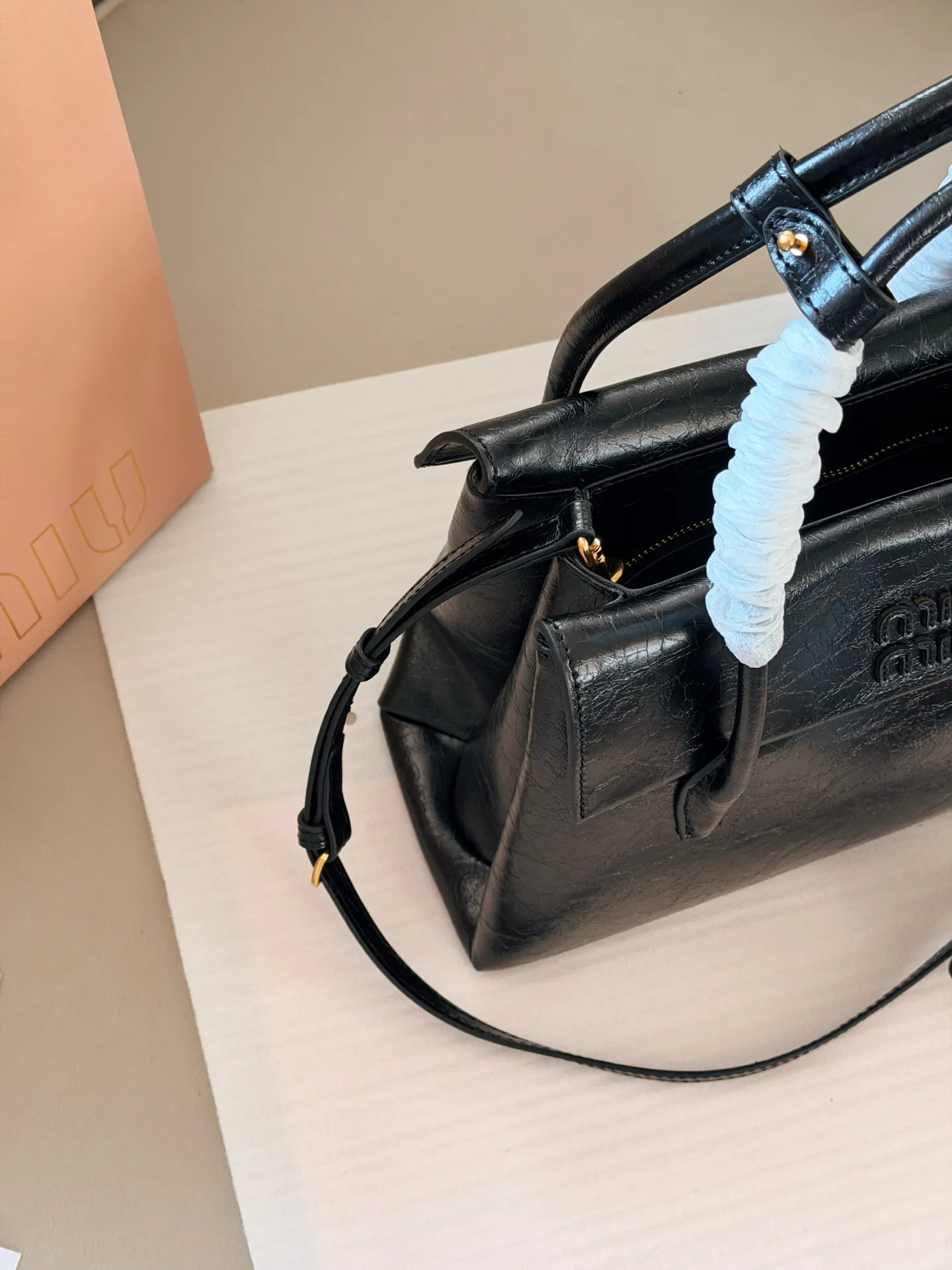 💰225 配盒 size:28*20cm Miumiu Solitaire用上了! 这只Solitaire简直让我一眼万年! 复古调调拿捏得死死的, 亮面皮超级好看 质感也超好! 两边的翻盖格设计真的很贴心, 磁吸翻盖很方便 可手提可单肩可斜挎, 从实用性来说,这只Solitaire真的nice!