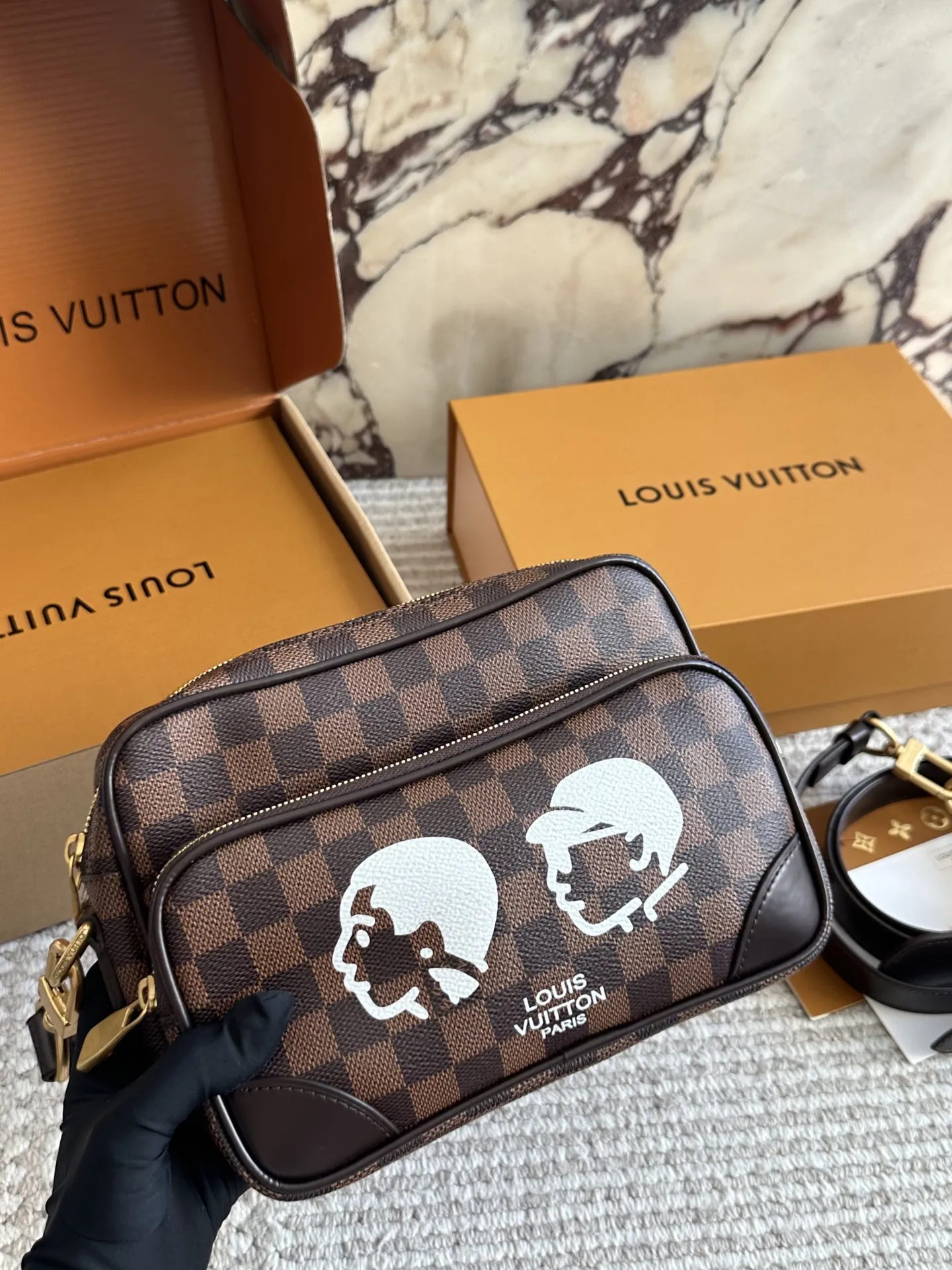 p220 LV| 2025年男士新款NilNiL是横版双层设计 同款也是有两种材质帆布和皮质款 双层设计容量也更多 可以手拎和斜挎也很方便~ 今年的男包一定会冲出重围卖爆的早买早定早收到!!! #|v #LV #老花#邮差包#包包种草25cm 双盒