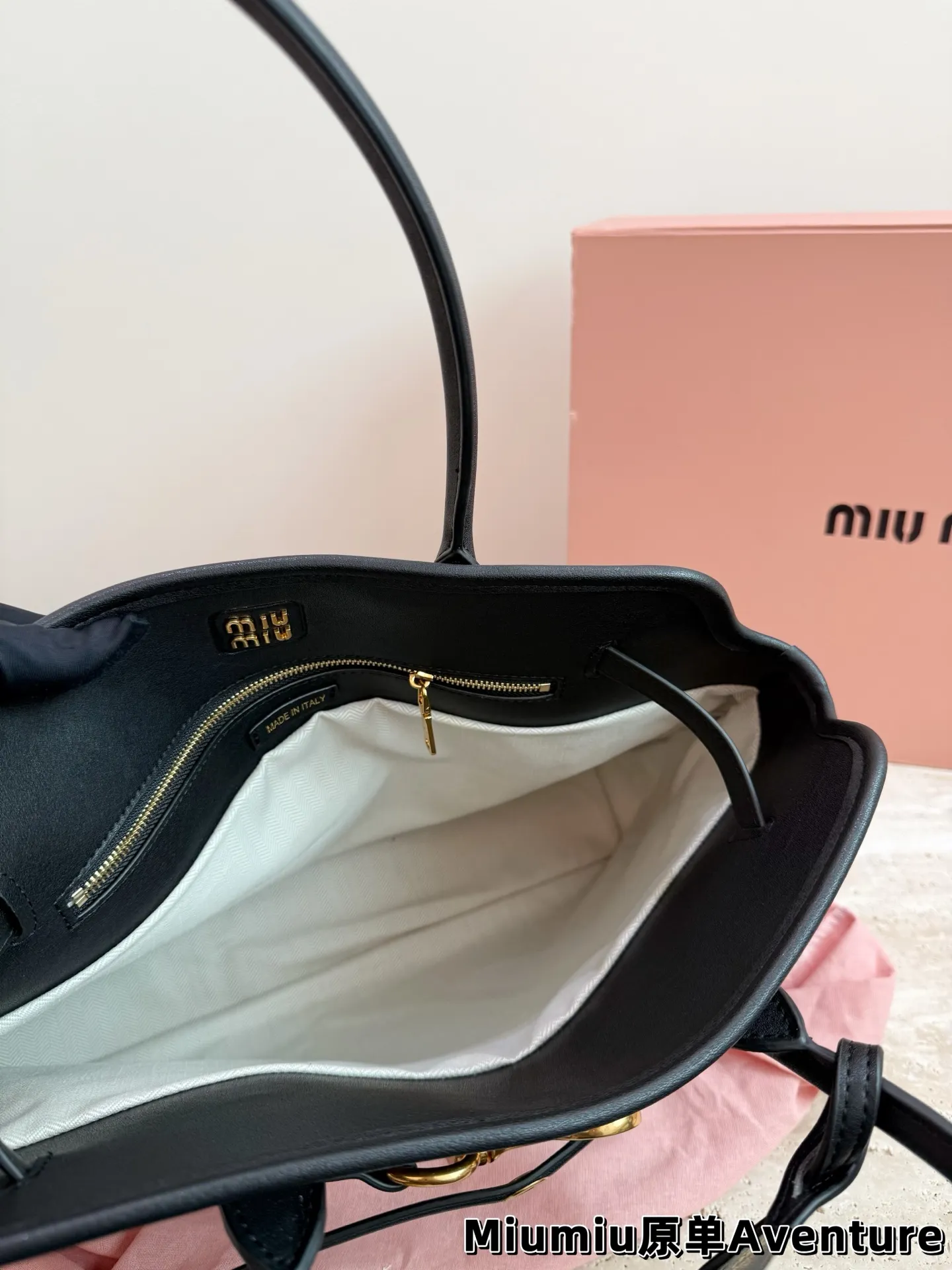 P250 MiuMiu Aventure托特包 👜MiuMiu Aventure托特包,选用橡木色小牛皮,质地柔软细腻,金属皮带搭扣超有复古感✨。尺寸约40×31×13cm,容量大,通勤日常都OK!内部斜纹帆布衬里,实用又时髦。焦糖棕色超适合秋冬,搭配风衣针织衫氛围感拉满🍂。自重轻,手提肩背都方便,是功能与设计感兼具的通勤包!配盒子
