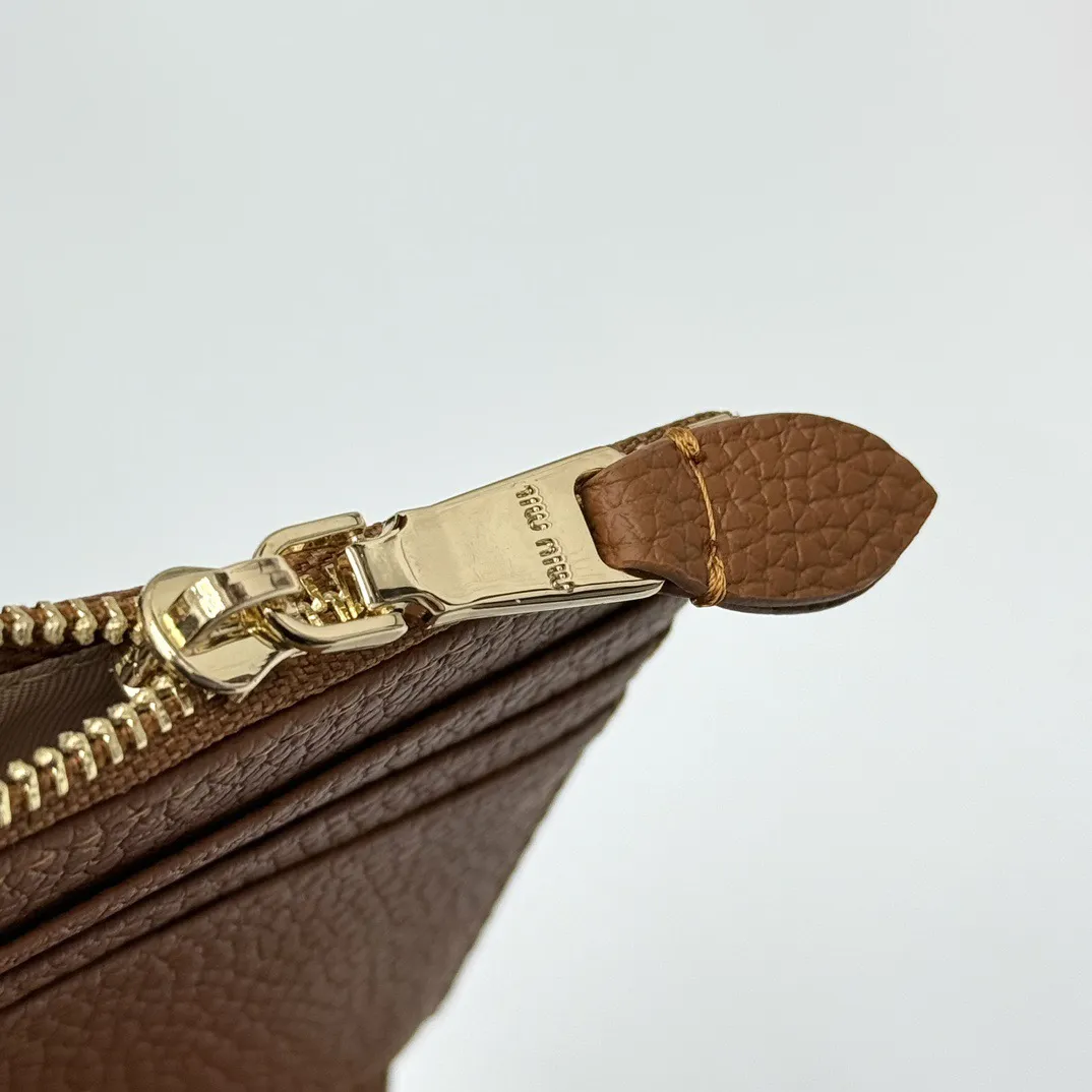 p85🎀miumiu V13🎀颜色 黑 棕🎀尺寸 11.5*10*3 🎀miumiu专柜最新款!专柜爆款热力来袭,釆用顶级进口牛皮,做工精细