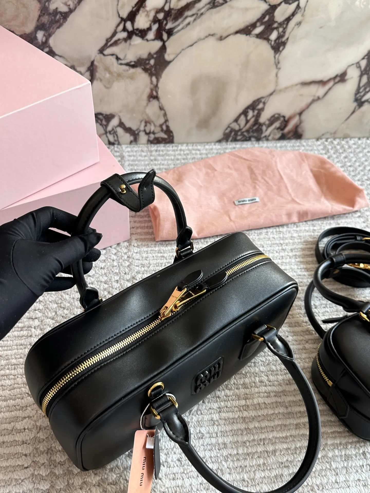 💰190、💰180 配盒 size：22*11cm 27*13cm miumiu保龄球/公文包/ 包包甜度刚好！ 很难不爱啊啊！ 可手拎也可斜挎 绝对不是小废包哦!容量足足的~~ 出场就是miumiu小公主！