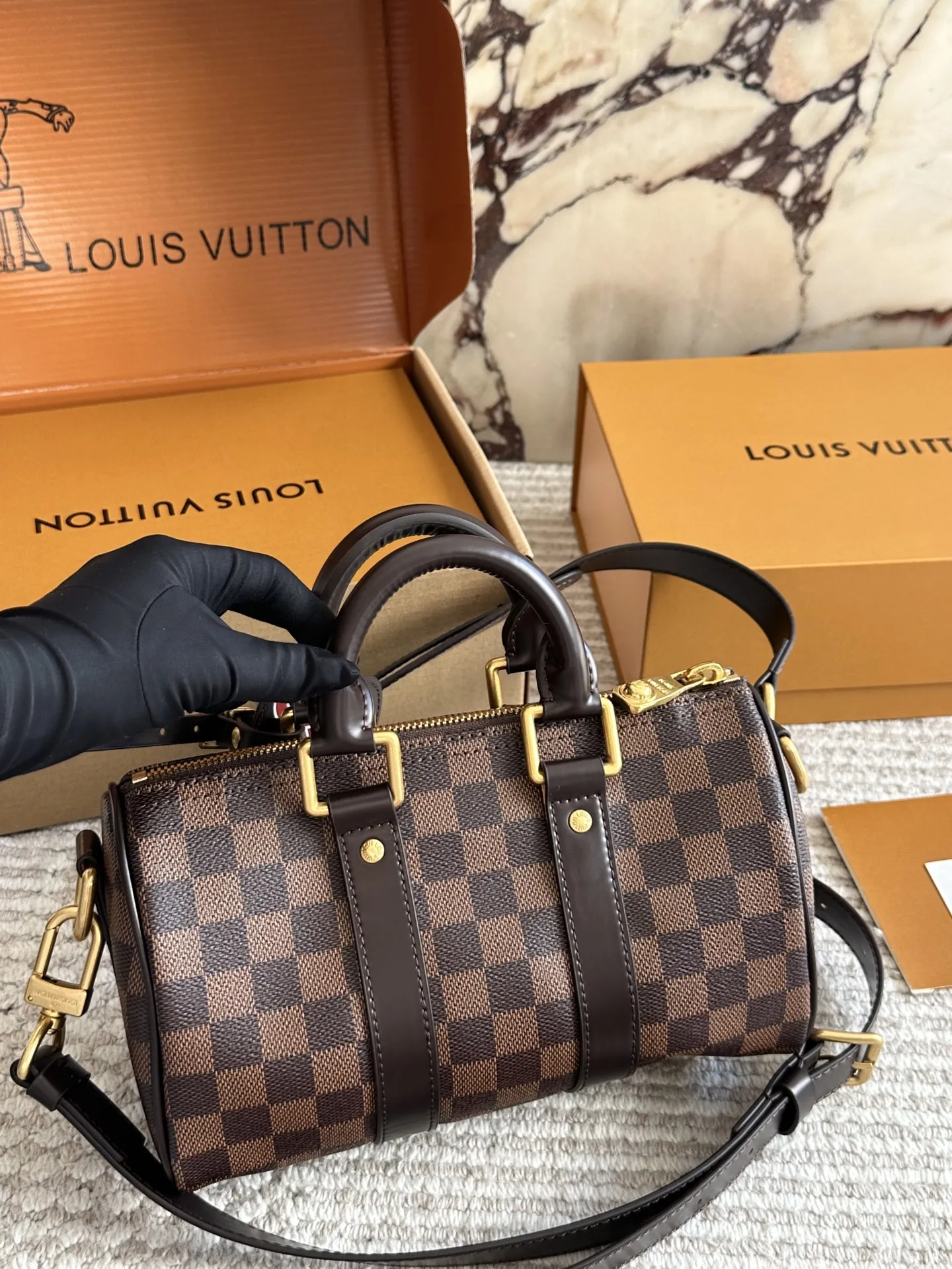 ¥220 Lv X Nigo Keepall xs 21 枕头包 手袋是一款理想的都市手袋。 标志性的造型与经典的 Monogram 帆布,加之多种携带方式和奢华的天然牛皮饰边为该包平添一份时尚前卫之感。尺寸:25 14cm全套礼盒