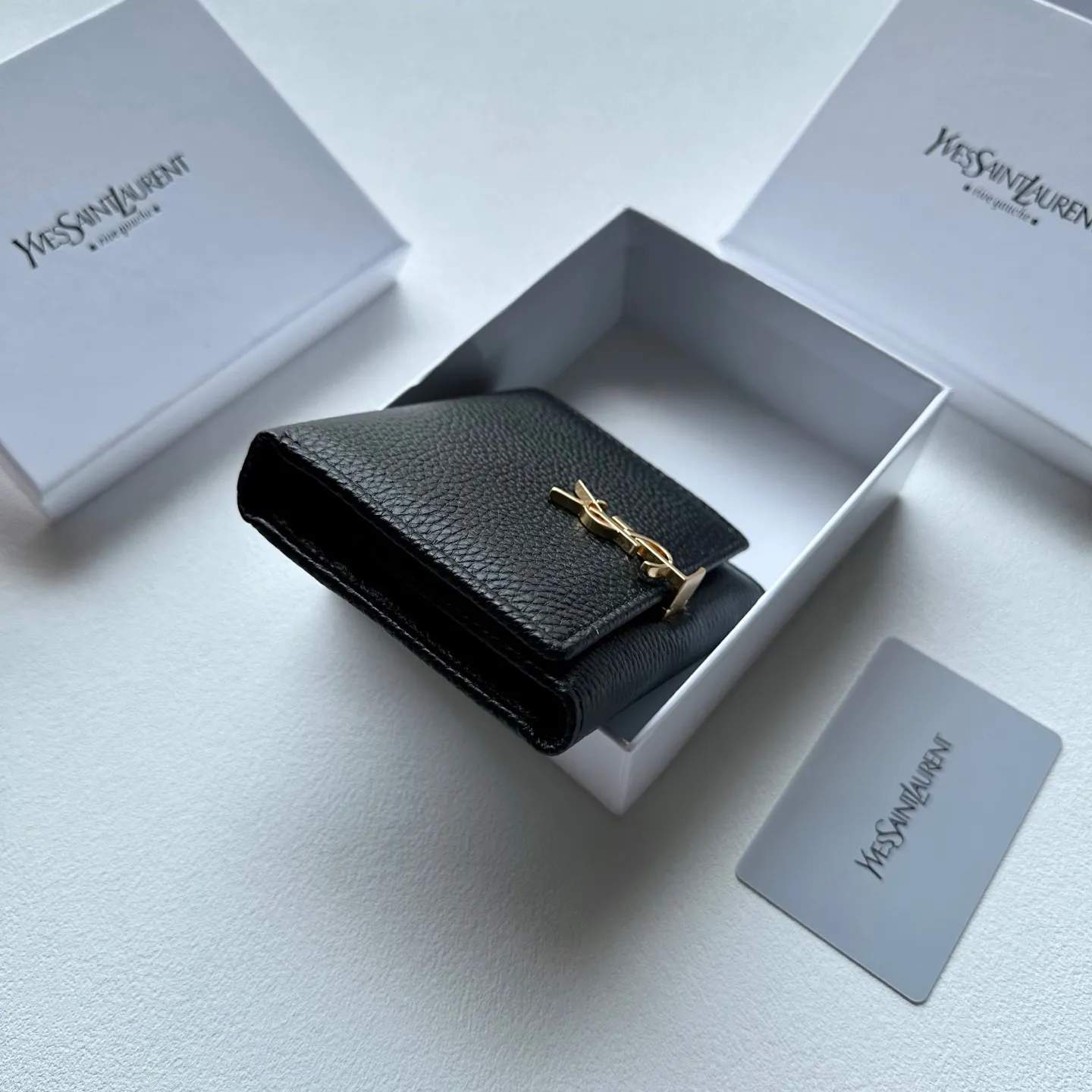 P85🎀🎀颜色 黑 粉🎀尺寸 11x10🎀圣罗兰🆕款&hearts;三折短款钱包💕进口小牛皮质感一流👍独一无二风格，实用内阁超美超时尚美女必备单品🔥