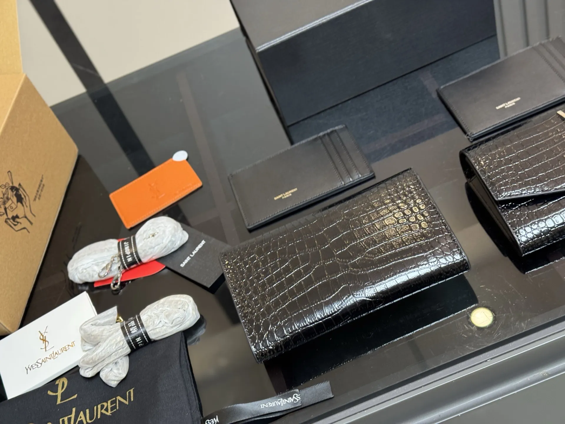 &yen;150 配折叠盒飞机盒 size：19*12cm 圣罗兰 woc二合一信封包 牛皮看起来质感特别好！耐磨耐用！ 🉑️斜挎🉑️