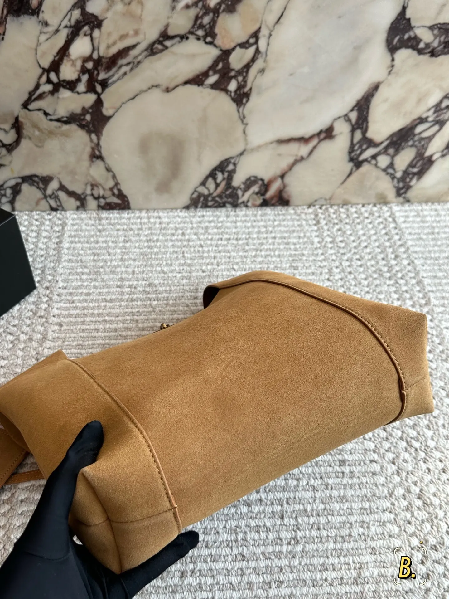 小号💰220 牛皮 size： 28 30cm YSL圣罗兰| 新款 不要太好看辣!!!! 可以单肩背~手提 皮质细腻又舒服！