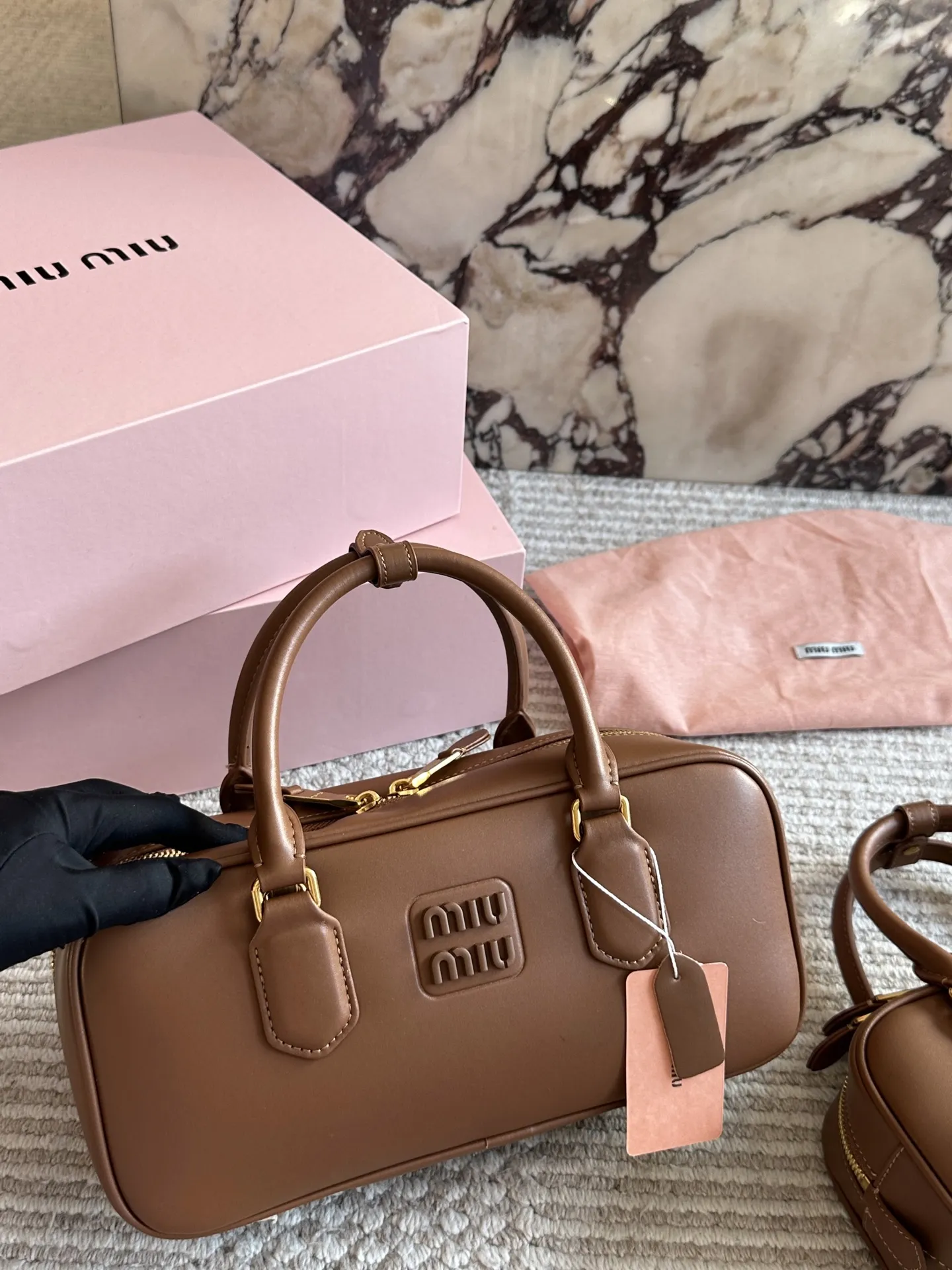 💰190、💰180 配盒 size：22*11cm 27*13cm miumiu保龄球/公文包/ 包包甜度刚好！ 很难不爱啊啊！ 可手拎也可斜挎 绝对不是小废包哦!容量足足的~~ 出场就是miumiu小公主！