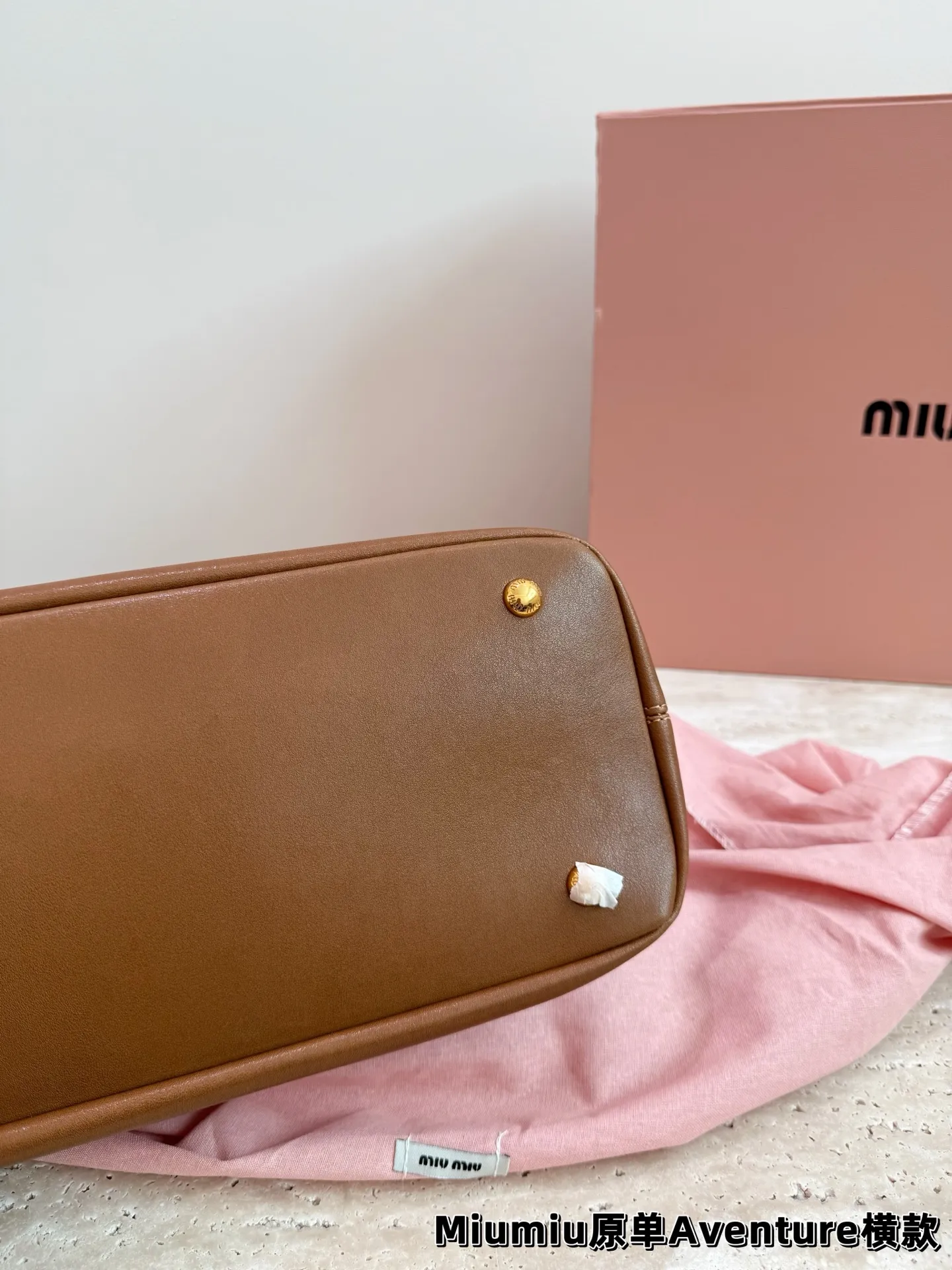 P240 miumiu复古Aventure系列贝壳包 Aventure系列贝壳手提/斜挎包.上线啦! 24ss最流行款式,做旧褪色感的皮革颜色与质地,配上金属皮带搭扣高级又复古,采用小牛皮制作的包身设计精致,方正复古的造型 手提腋下斜挎包随意切换! 优雅通勤超好穿快快加入miu女孩吧! 尺寸:超大号46*23cm复古包#牛皮包包