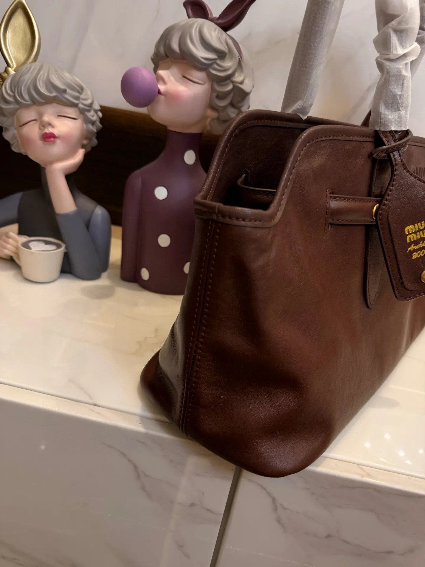 📢📢📢p275 牛皮 MiuMiu期待已久的2025.秀款 中古包.快来围观吧 2025秋冬系列包包 简洁利落的设计 凸显功能性 实用主义 柔软舒服的触感 彰显 MiuMiu 女性愈加自信,务实,前卫和酷炫的态度 尺寸:44*14*22cm