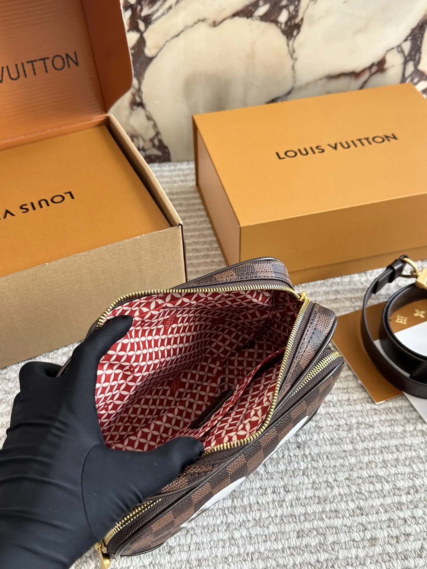 p220 LV| 2025年男士新款NilNiL是横版双层设计 同款也是有两种材质帆布和皮质款 双层设计容量也更多 可以手拎和斜挎也很方便~ 今年的男包一定会冲出重围卖爆的早买早定早收到!!! #|v #LV #老花#邮差包#包包种草25cm 双盒