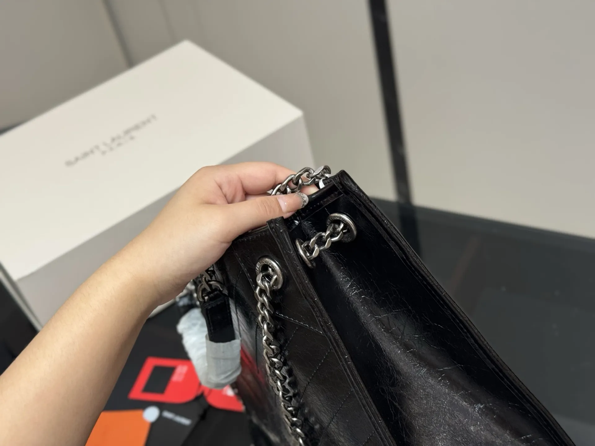 ¥200 配全套包装 size:32*27 圣罗兰的托特包 抓皱油蜡牛皮 niki shopping bag 很不一样杨树林 niki和这款托特确实是别出心裁的设计有种莫名其妙的时髦