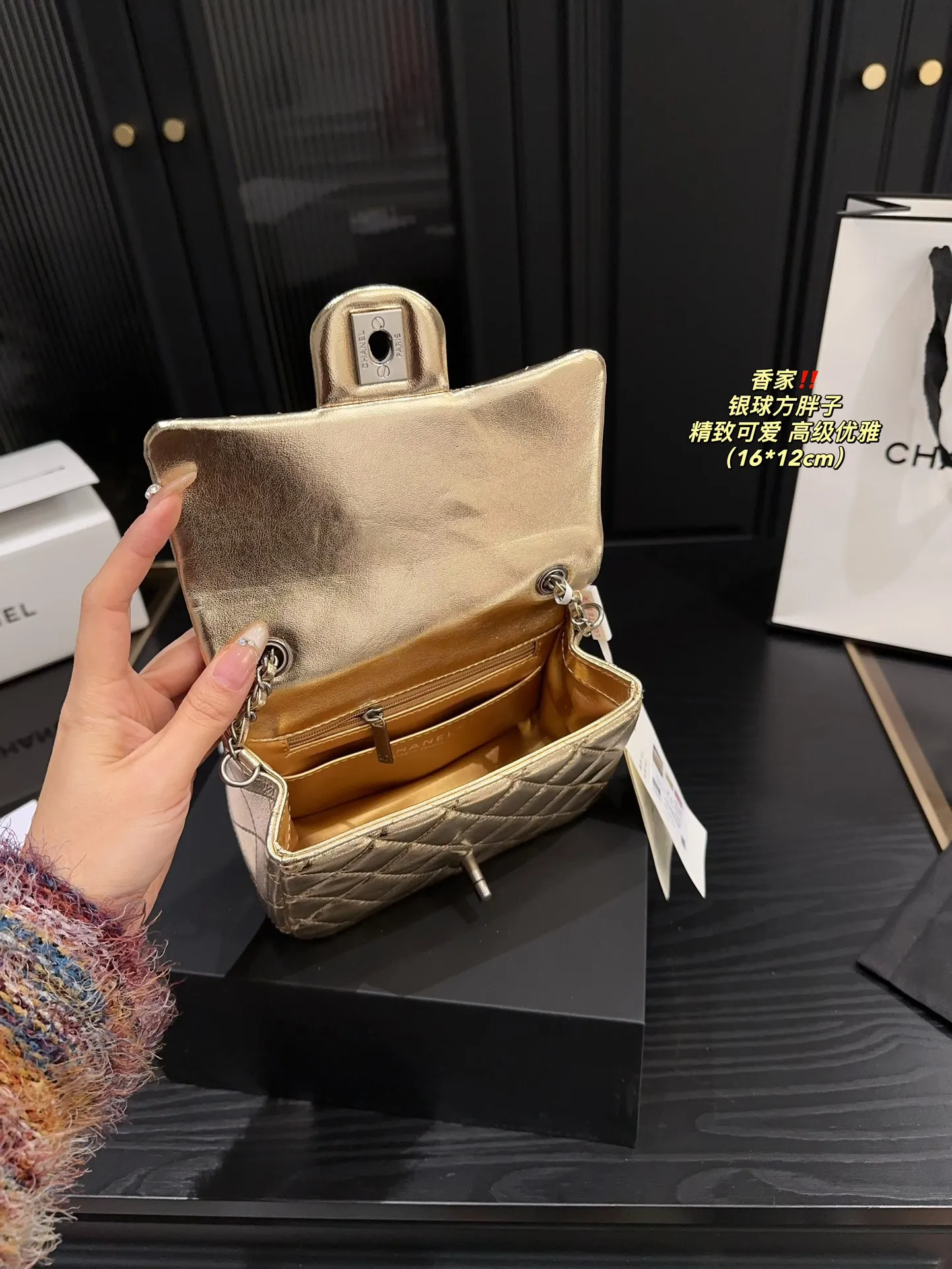 P145全套包装⚠️尺寸16.12 香奈儿 银球方胖子 CHANEL 一款颜值与实用性并存的一只包包 谁看了不迷糊呢 经典黑金 Chanelcf外形增加了银球为亮点 可调节链条真香,多种背法,日常使用率高 不同身高的 Chanel女孩儿可根据适合自己的长度调整