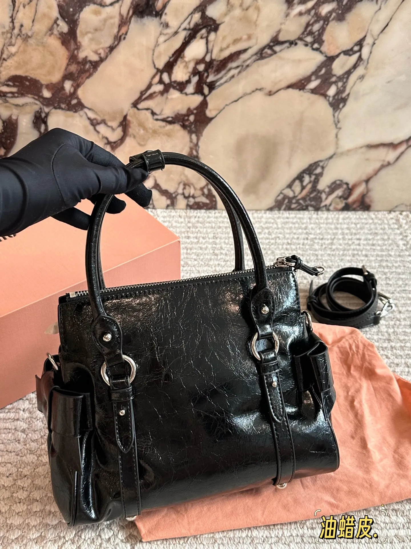 p280 MiuMiu蝴蝶结机车包​​ ✨MiuMiu蝴蝶结机车包，油蜡小牛皮材质，细腻光泽+复古褶皱感，摩卡棕配银色五金，甜酷复古风满分！两侧蝴蝶结超少女，手提斜挎都OK，日常通勤、休闲出街都能轻松驾驭👜。容量适中，手机、化妆品都能装，实用又时髦，是MiuMiu经典复刻款，复古与现代感兼具，超适合喜欢个性风格的姐妹们！💖25cm配盒子