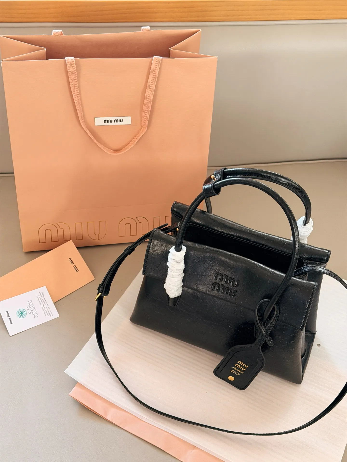 💰225 配盒 size：28*20cm Miumiu Solitaire用上了! 这只Solitaire简直让我一眼万年! 复古调调拿捏得死死的， 亮面皮超级好看 质感也超好！ 两边的翻盖格设计真的很贴心， 磁吸翻盖很方便 可手提可单肩可斜挎， 从实用性来说，这只Solitaire真的nice！