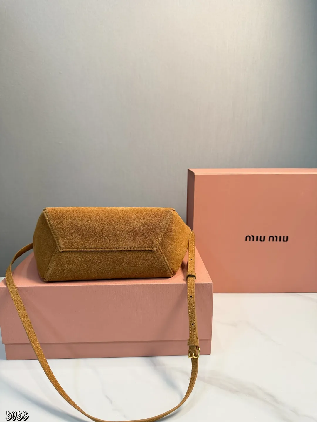 ❤️p170(礼盒包装)❤️ 缪缪MIUMIU托特包 伊势丹限定款hobo也太好看了 质感很高级容量超级大也很耐用尺寸:22*11*18cm 日常出街背它回头率百分百就是这种随性慵懒感