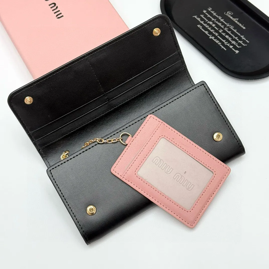 📢📢📢p105 miumiu 946 颜色：黑色 粉色 深灰色 浅灰色 尺寸：19*10.5*3.5 说明:miumiu专柜最新款火爆登场！采用头层牛皮，做工精致， 媲美专柜！绝美配色，超级精致时尚！