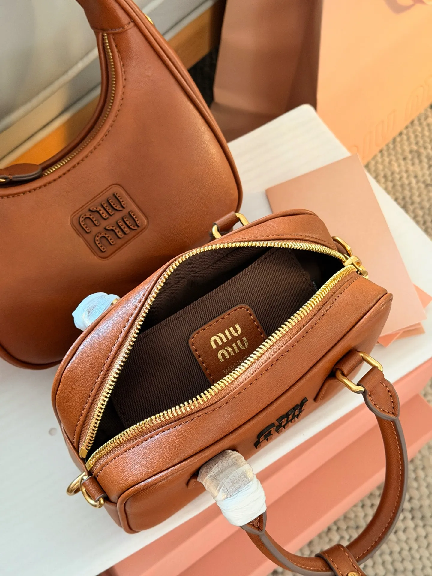 💰190 升级版配盒 size：20*14cm miumiu保龄球/公文包/吐司包 不要太高级，很高级~ 很难不爱啊啊！ 可手拎也可斜挎 绝对不是小废包哦!容量足足的~~ 出场就是miumiu小公主