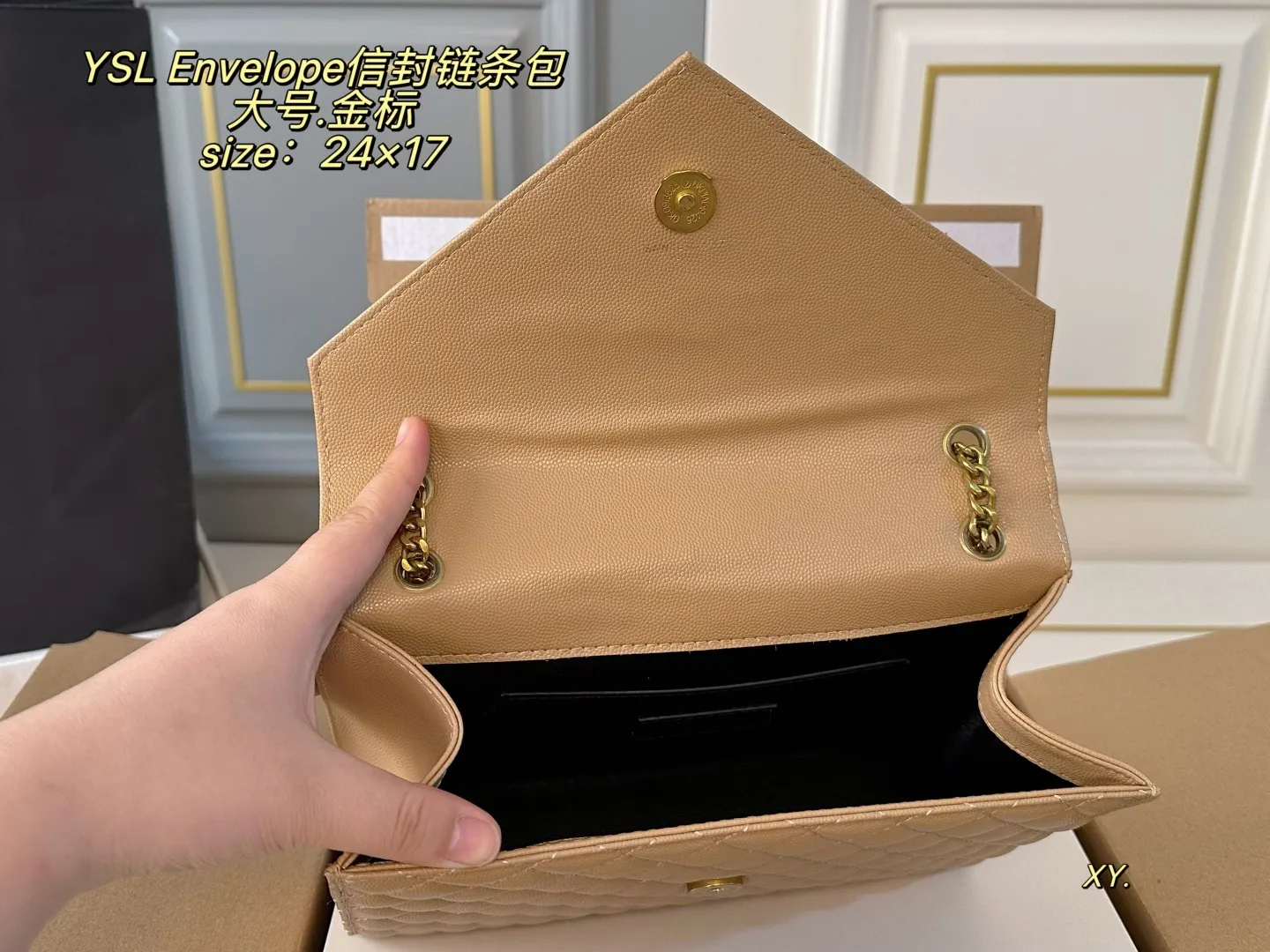P150 大号（折叠盒飞机盒） size：24&times;17 YSL 圣罗兰Envelope 信封包链条包💕 超能装的信封包，简直美翻啦！ 包内配有镜子🪞～ 方正的包型，透露出成熟气质 斜挎、单肩、手提背都好看✅ 通勤或休闲，上身很有气场‼️