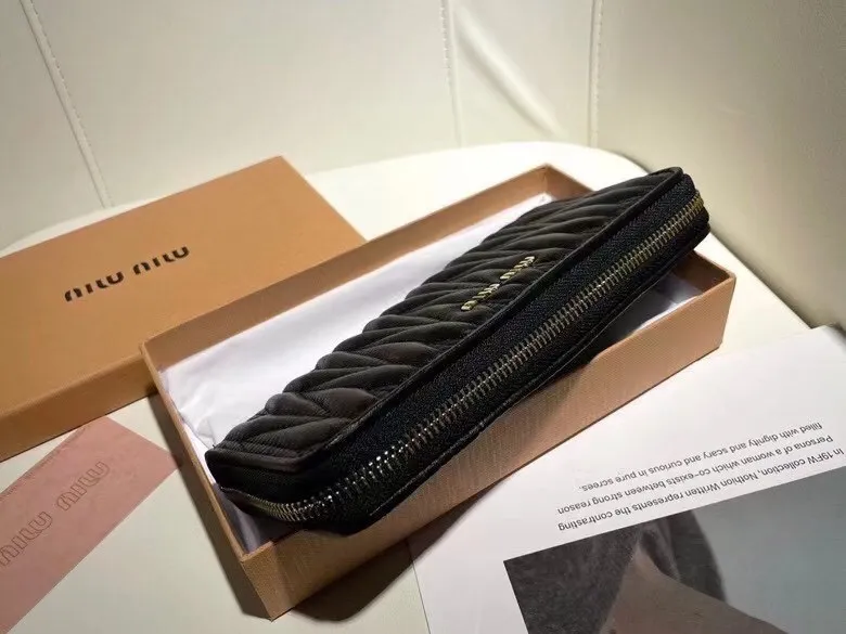 P95🎀miumiu 5550🎀颜色 黑色 粉色 🎀尺寸 19*10.5*3.5 🎀miumiu专柜最新款!专柜爆款热力来袭,经典提花压纹设计,釆用顶级进口小羊皮,皮质细腻柔软,做工精细!