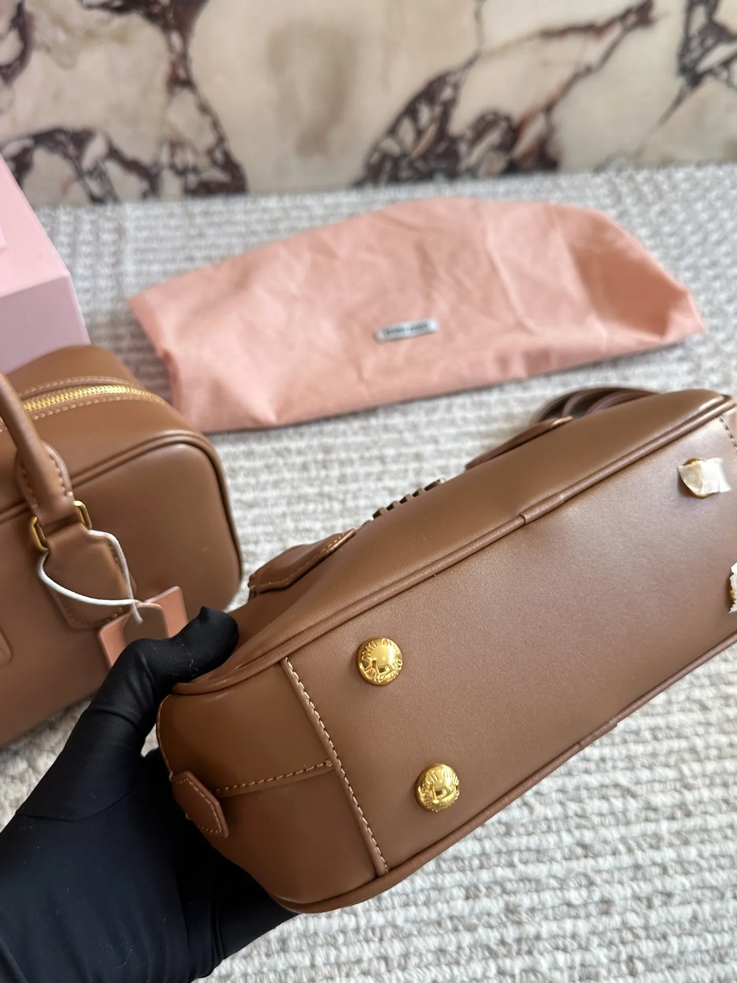 💰190、💰180 配盒 size：22*11cm 27*13cm miumiu保龄球/公文包/ 包包甜度刚好！ 很难不爱啊啊！ 可手拎也可斜挎 绝对不是小废包哦!容量足足的~~ 出场就是miumiu小公主！