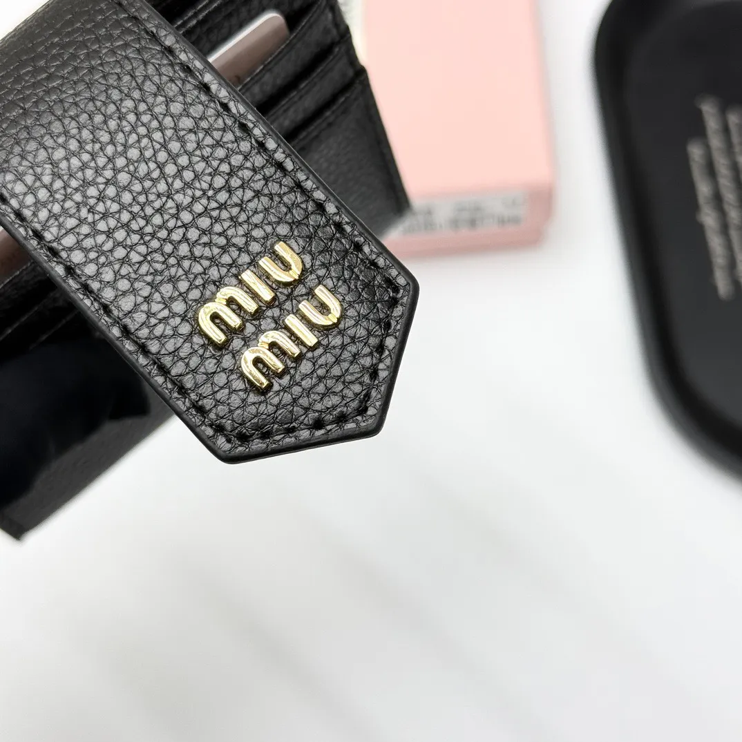 p85🎀miumiu V13🎀颜色 黑 棕🎀尺寸 11.5*10*3 🎀miumiu专柜最新款!专柜爆款热力来袭,釆用顶级进口牛皮,做工精细