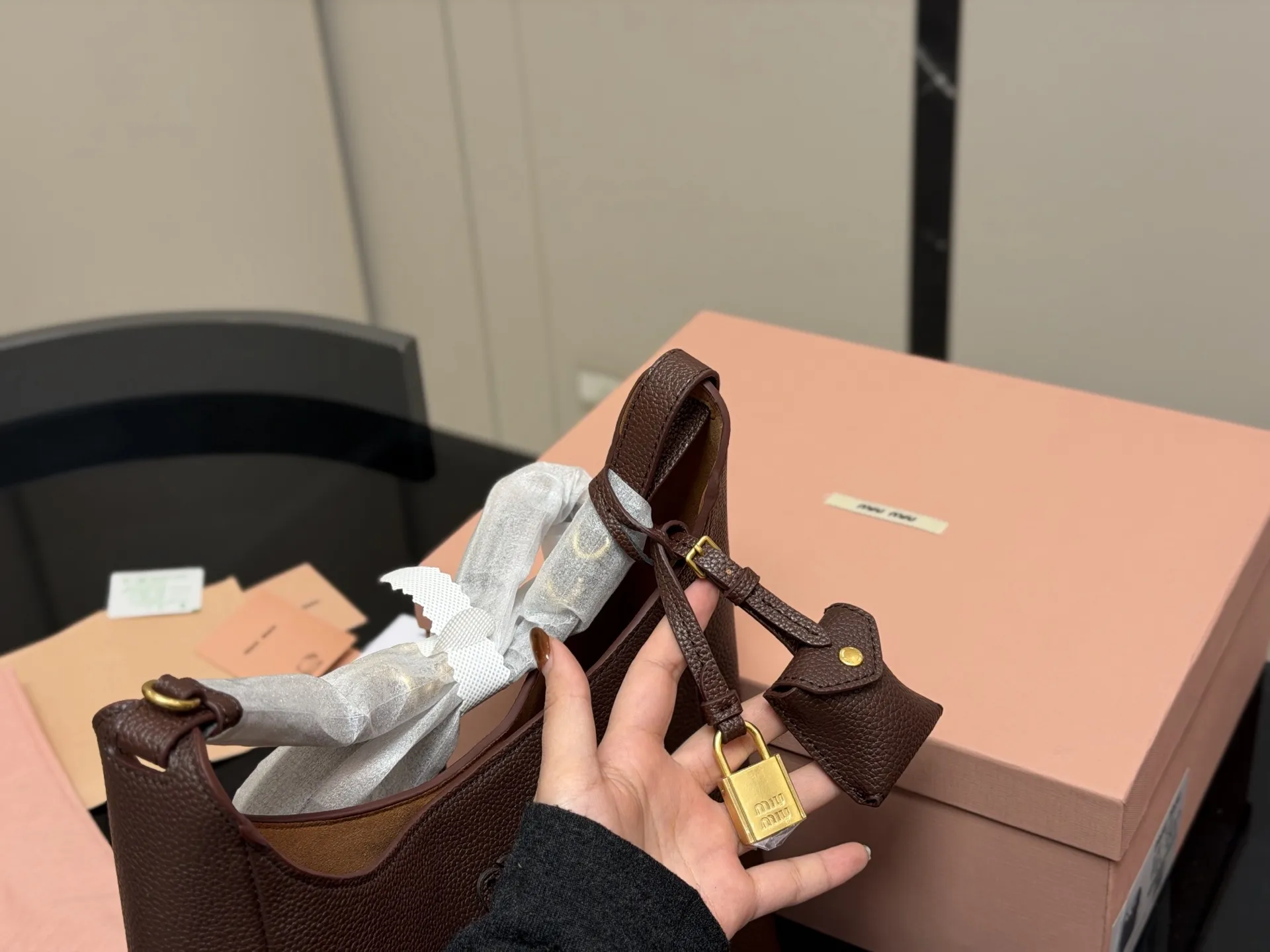 &yen;210 &yen;230 配盒 size：16.23cm 23.30cm miumiu新款斜挎机车包! 首发! 福音种草了哦 超级松弛感的一款包包肩带长度可以调节哦！