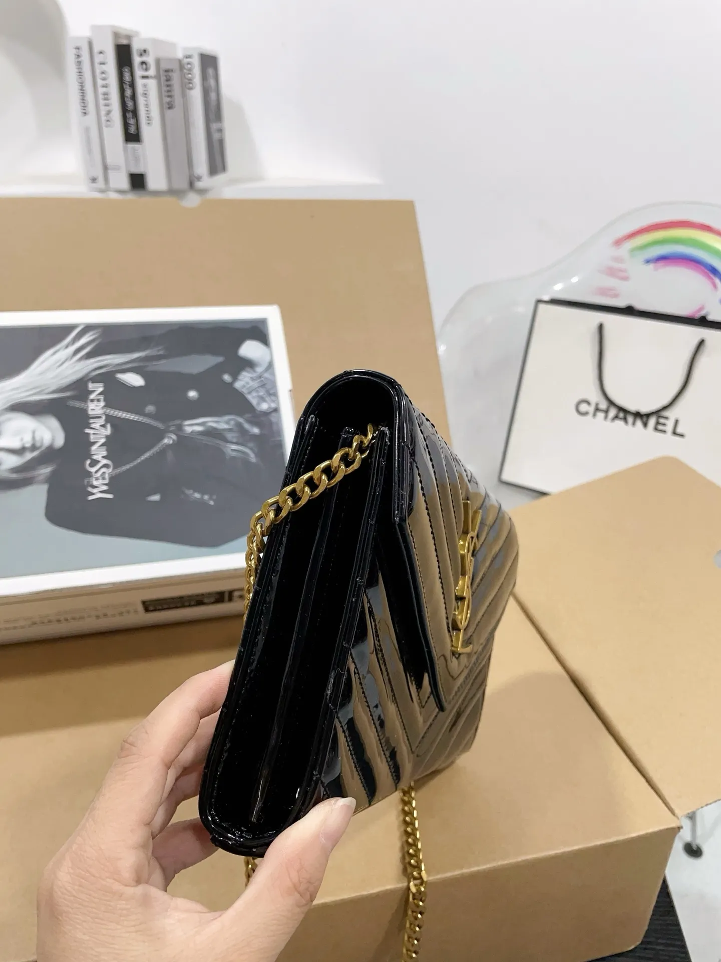 👑💰P150 配飞机盒折叠盒子 漆皮圣罗兰信封包 原版五金logo 首^_^所谓人人必备一款，这个款式必须自留 经典版型！ 真的是让人眼前一亮 喜欢的美妞抓紧啦 实物简直太美 尺寸23 16