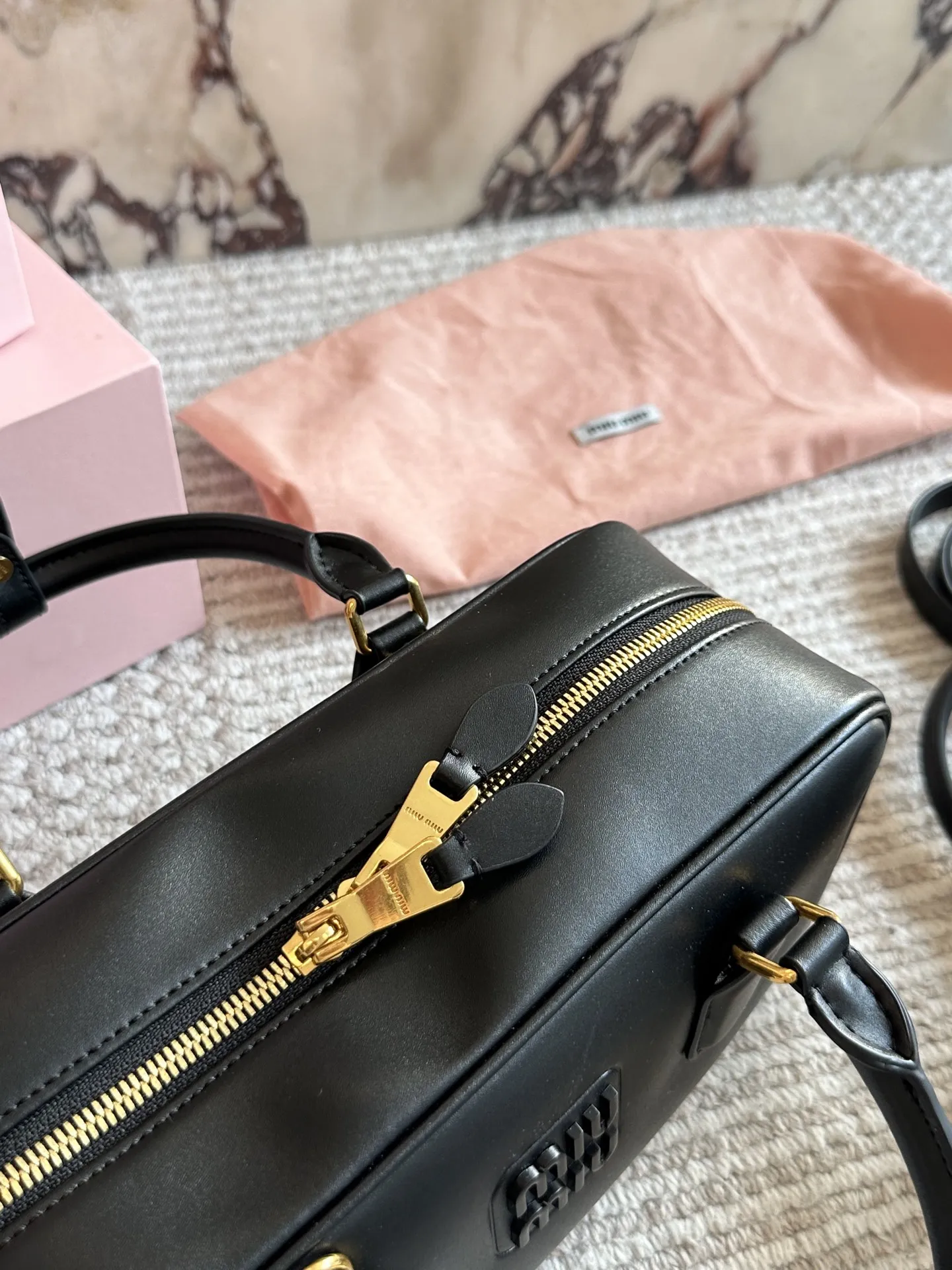 💰190、💰180 配盒 size:22*11cm 27*13cm miumiu保龄球/公文包/ 包包甜度刚好! 很难不爱啊啊! 可手拎也可斜挎 绝对不是小废包哦!容量足足的~~ 出场就是miumiu小公主!