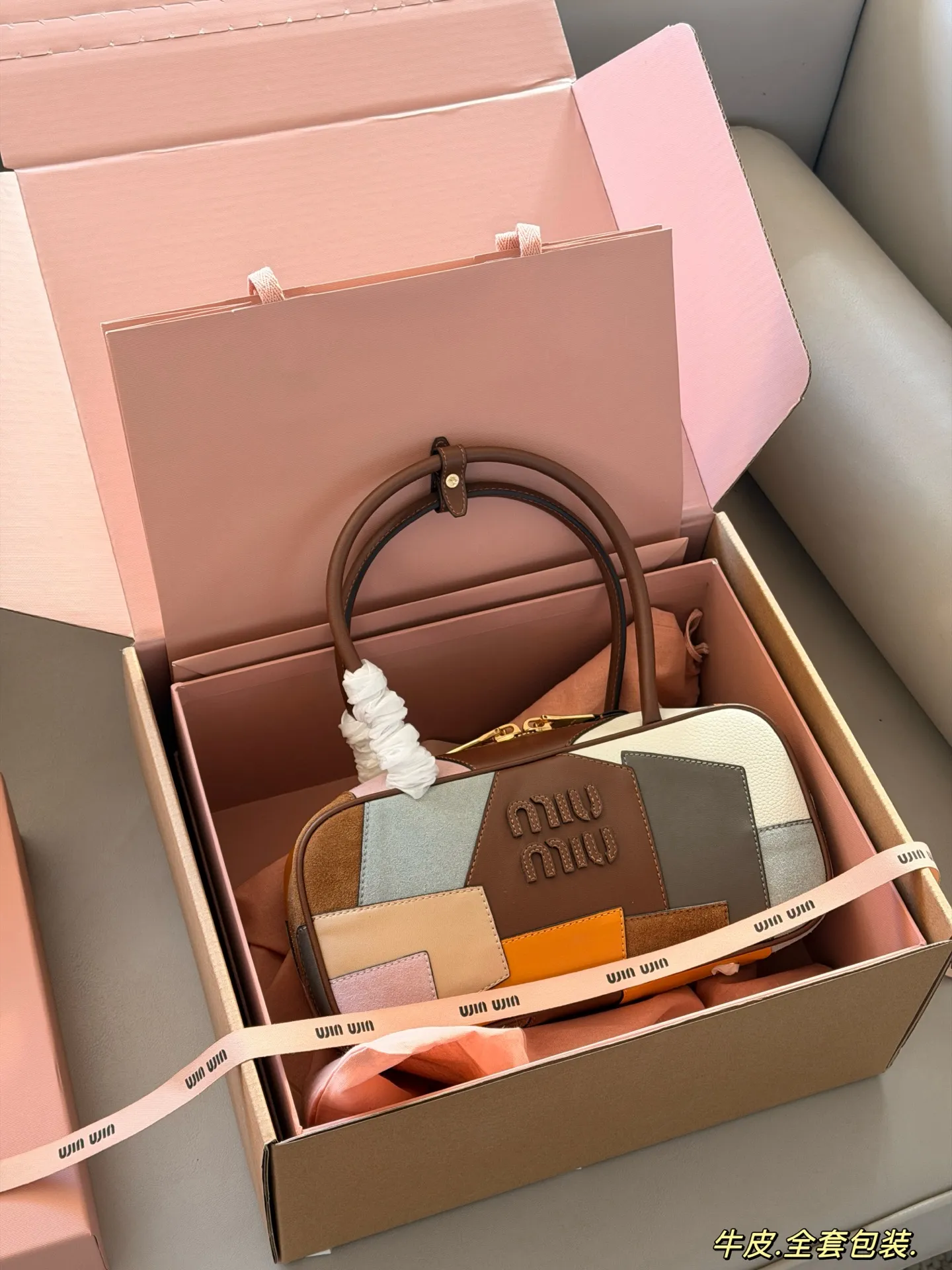 💰320 配盒 size:28*15cm miumiu保龄球/公文包 Miu又来抢钱了新款腋下公文包 来咯 ! 背起来都很nice 哦 可手拎也可斜挎! 出场就是miumiu小公主!