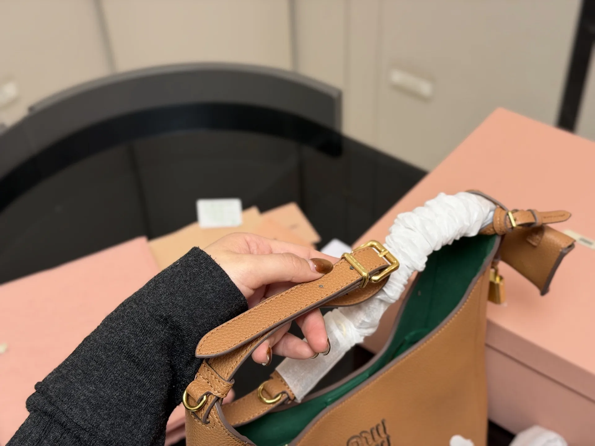 ¥210 ¥230 配盒 size:16.23cm 23.30cm miumiu新款斜挎机车包! 首发! 福音种草了哦 超级松弛感的一款包包肩带长度可以调节哦!