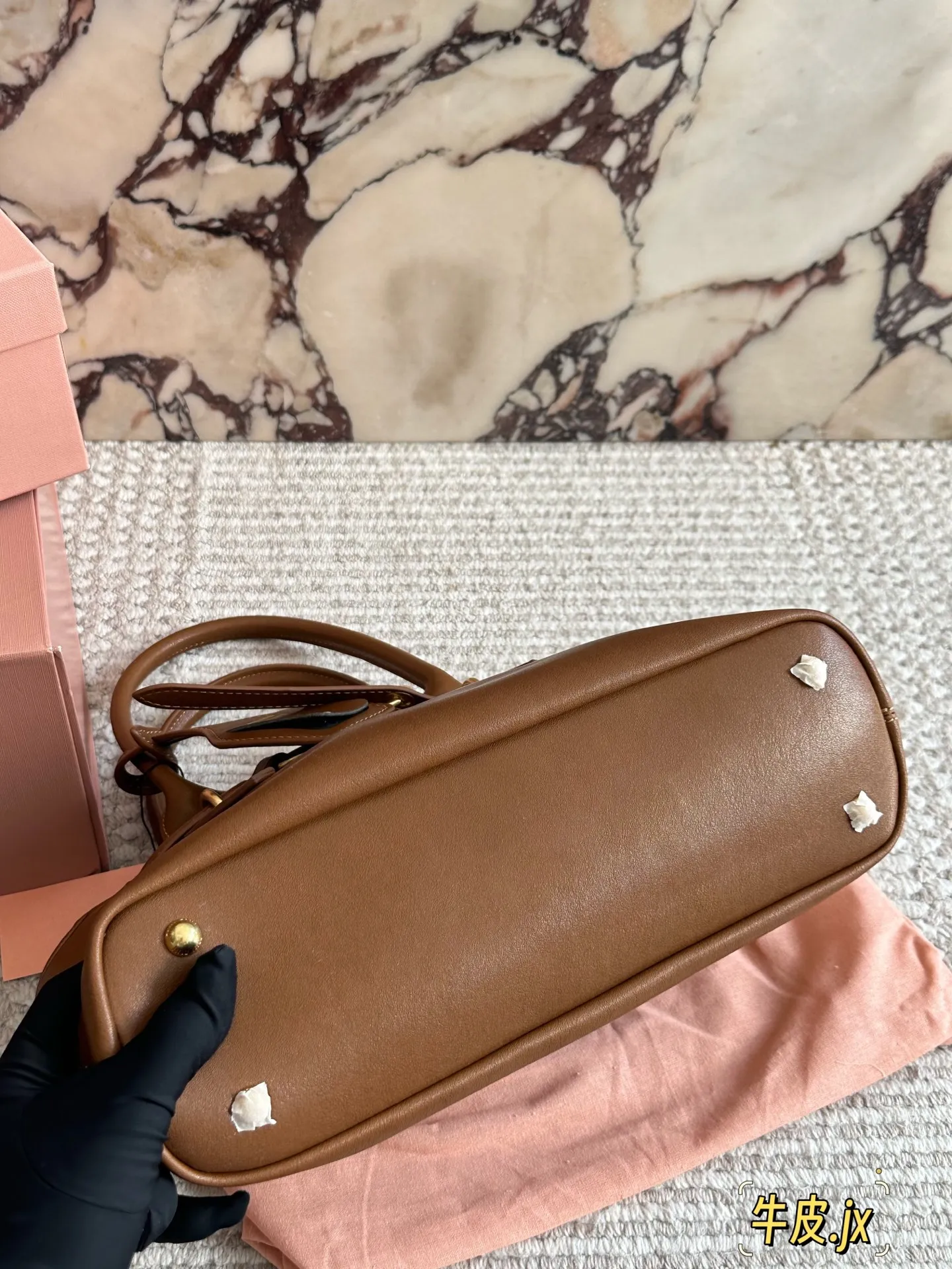 p250 原版皮 miumiu复古Aventure系列贝壳包 Aventure系列贝壳手提/斜挎包.上线啦! 24ss最流行款式，做旧褪色感的皮革颜色与质地，配上金属皮带搭扣高级又复古，采用小牛皮制作的包身设计精致，方正复古的造型 手提腋下斜挎包随意切换! 优雅通勤超好穿快快加入miu女孩吧! 尺寸:33 21cm复古包#牛皮包包