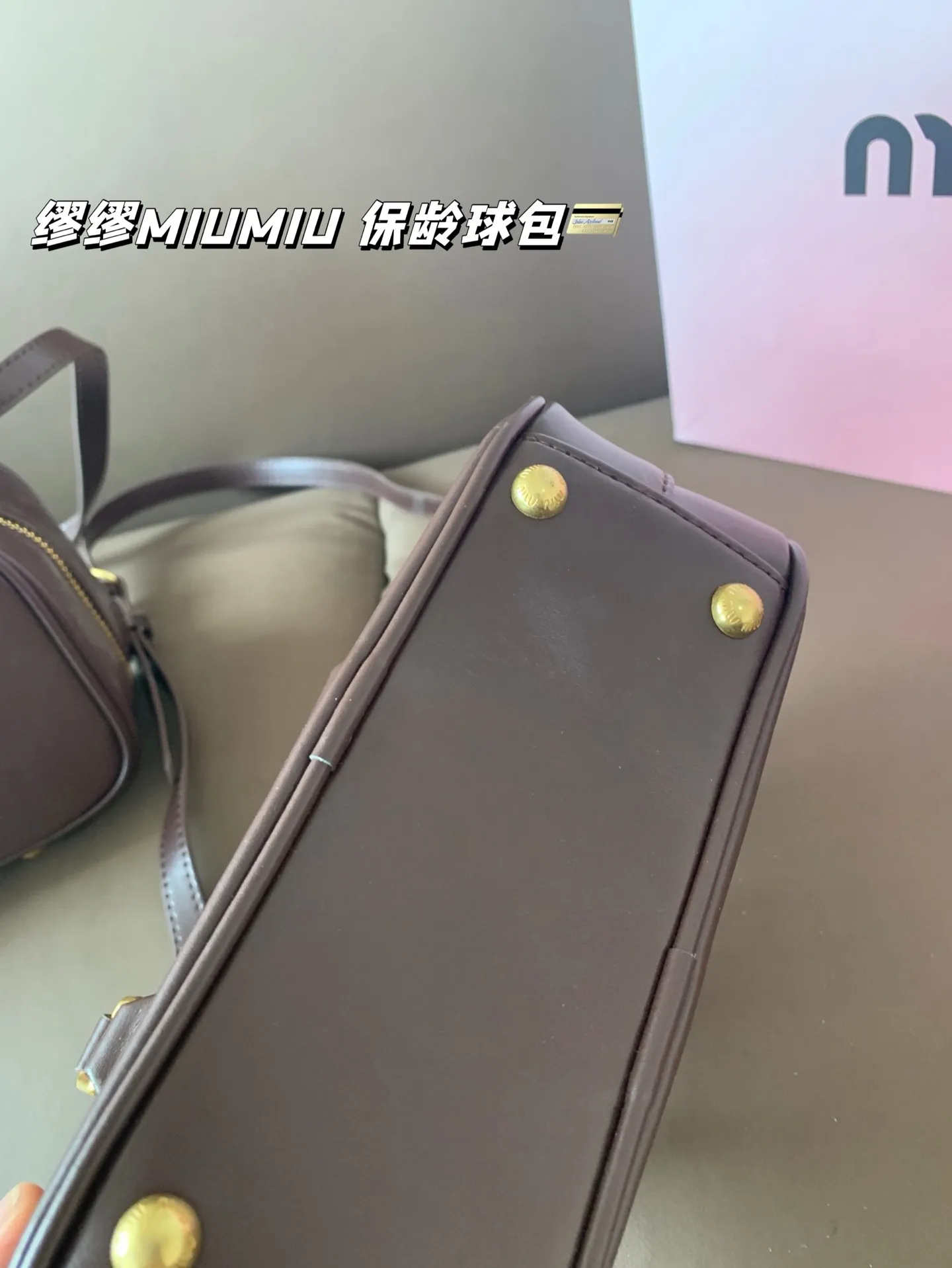 大P235 小P230 配礼盒🎁 缪缪MIUMIU 保龄球包 质感爆棚的美 上身真的太太太有质感啦 日常逛街不要太吸晴 尺寸:大28*13 小22*11