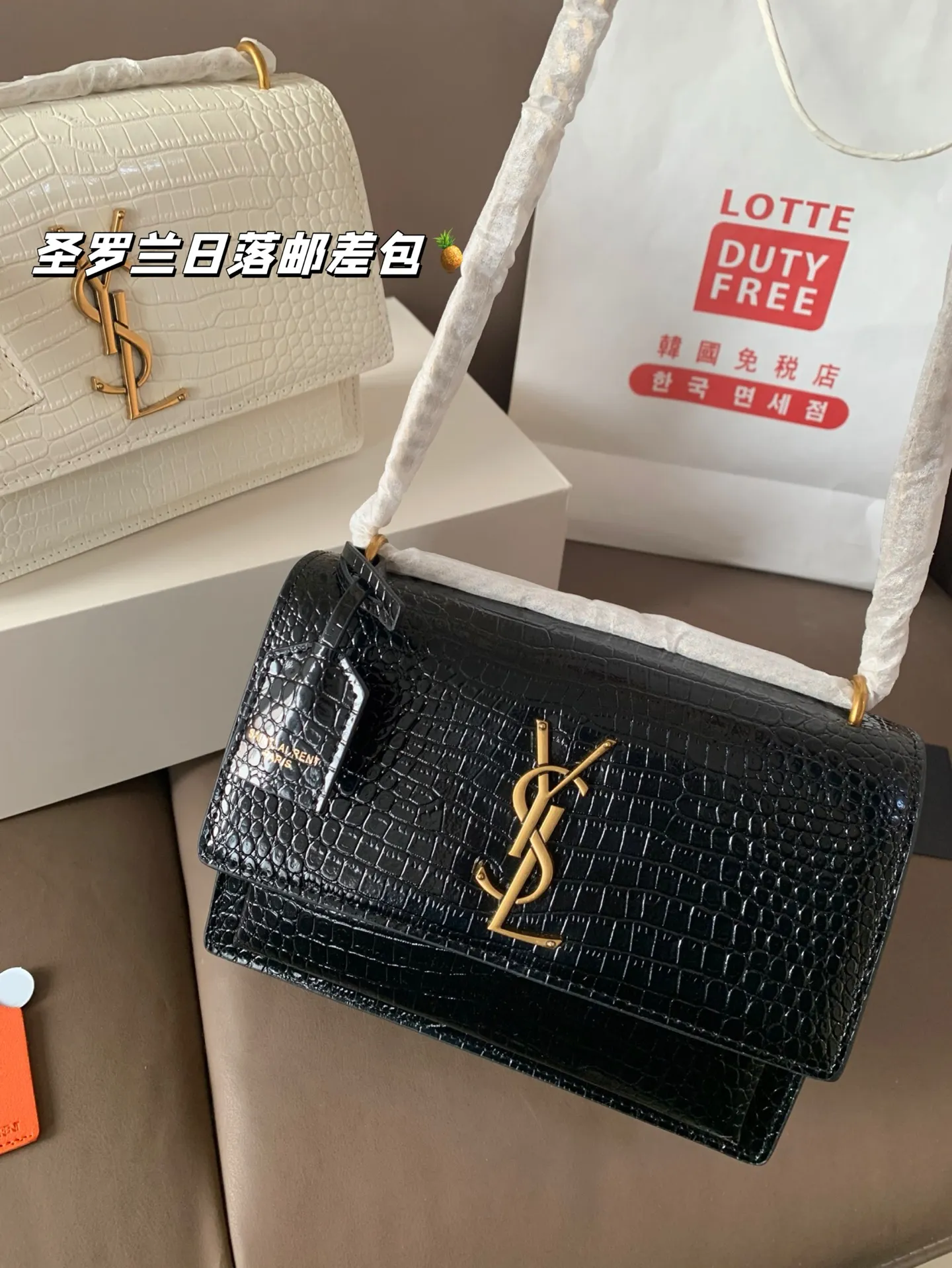 P200 鳄鱼纹 配飞机盒折叠盒子 圣罗兰独家📷实拍】ysl专柜同款 日落邮差包 新鲜出炉啦‼️简直是美到人心啦 高端货 原版五金logo 首选进口皮料 质感超赞😍😍所谓人人必备一款圣罗兰 这个款式必须自留 经典版型! 真的是让人眼前一亮 喜欢的美妞抓紧啦 实物简直太美💕尺寸22*16