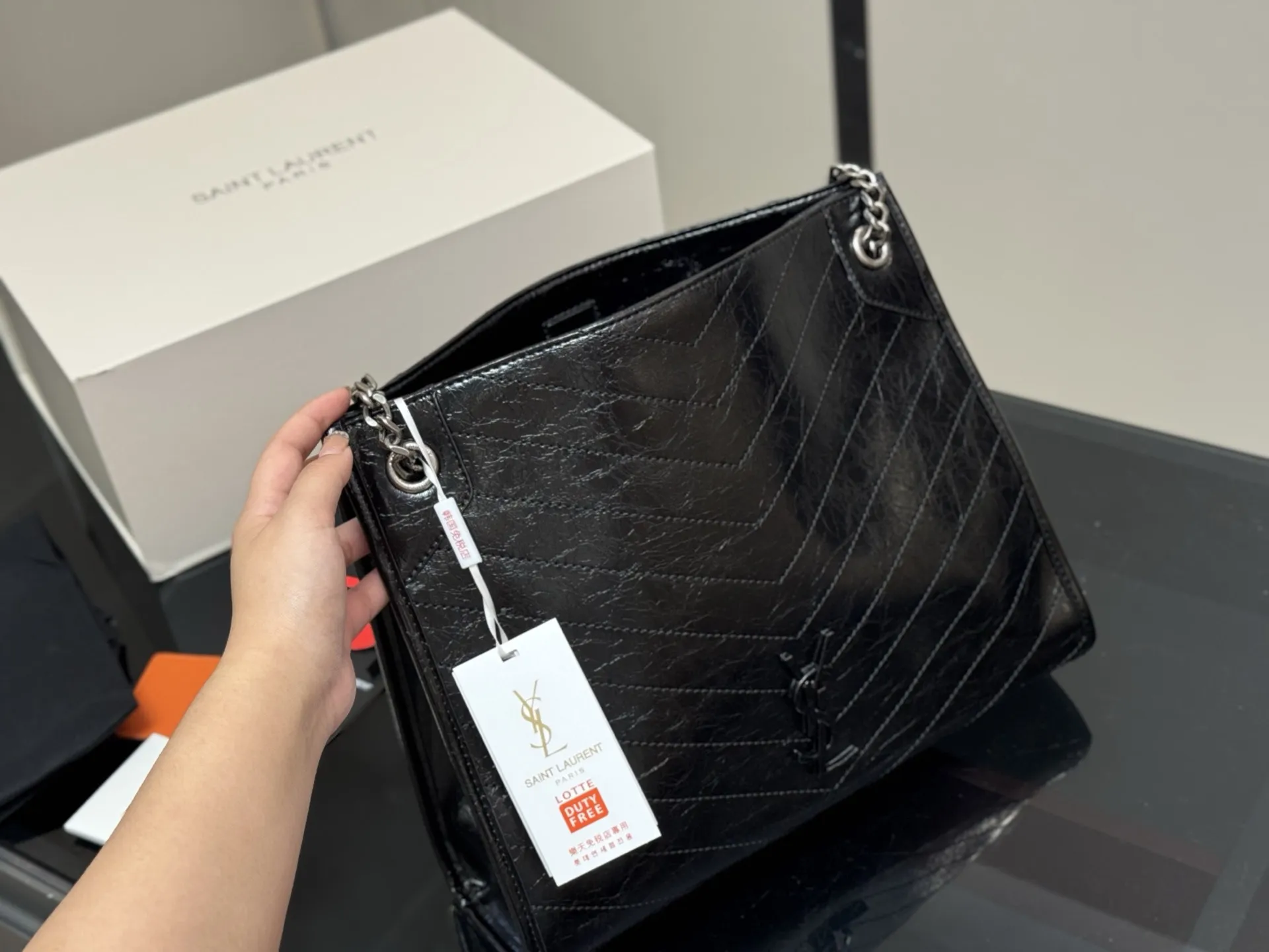 ¥200 配全套包装 size:32*27 圣罗兰的托特包 抓皱油蜡牛皮 niki shopping bag 很不一样杨树林 niki和这款托特确实是别出心裁的设计有种莫名其妙的时髦