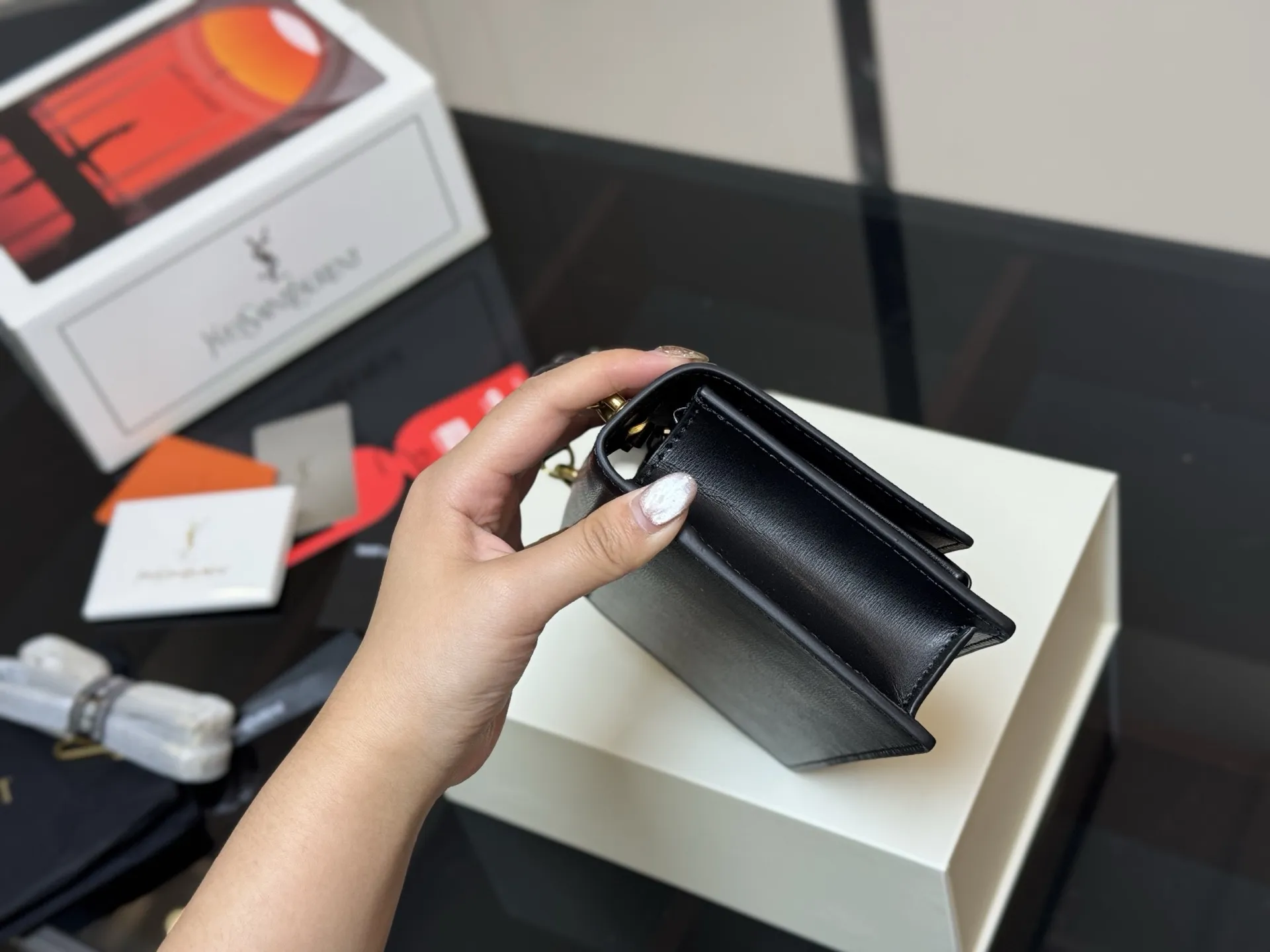 ¥180 牛皮版本 配全套包装 圣罗兰王子文同款 无敌经典款牙签纹sunset日落包原厂皮版本! 出了这么长时间热度依然不减, 可见它受人喜欢的程度非同一般! 力求无穷大的接近正品, 高品质却不高价,心动不如马上行动! 尺寸:19.13cm