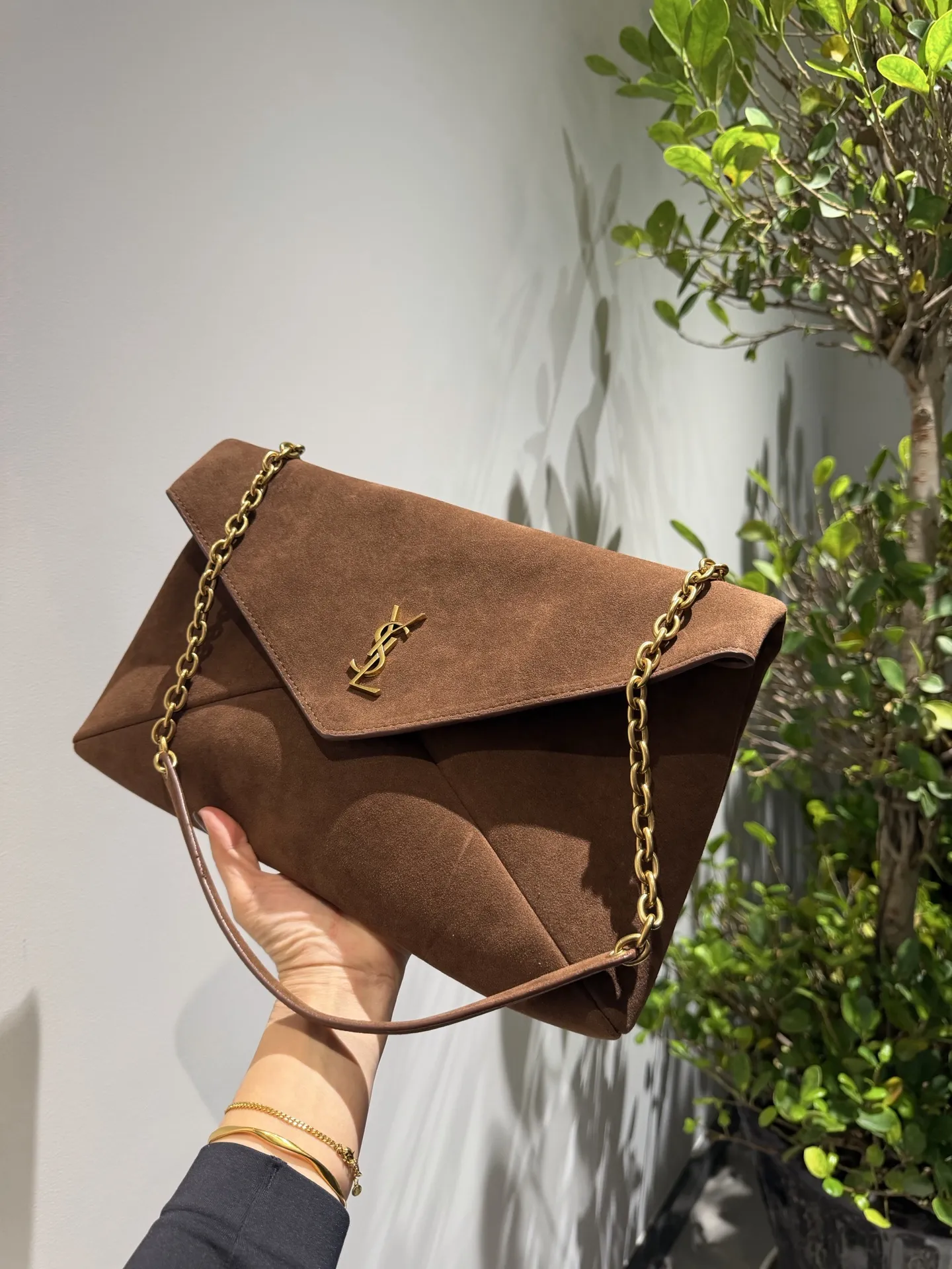 👑💰155礼盒包装🎁 磨砂皮手感柔软 Ysl 圣罗兰 信封包 利落呈现时髦酷感具有时尚和标志性 时髦精必备神器!出街回头率爆表 尺寸:35✖️22