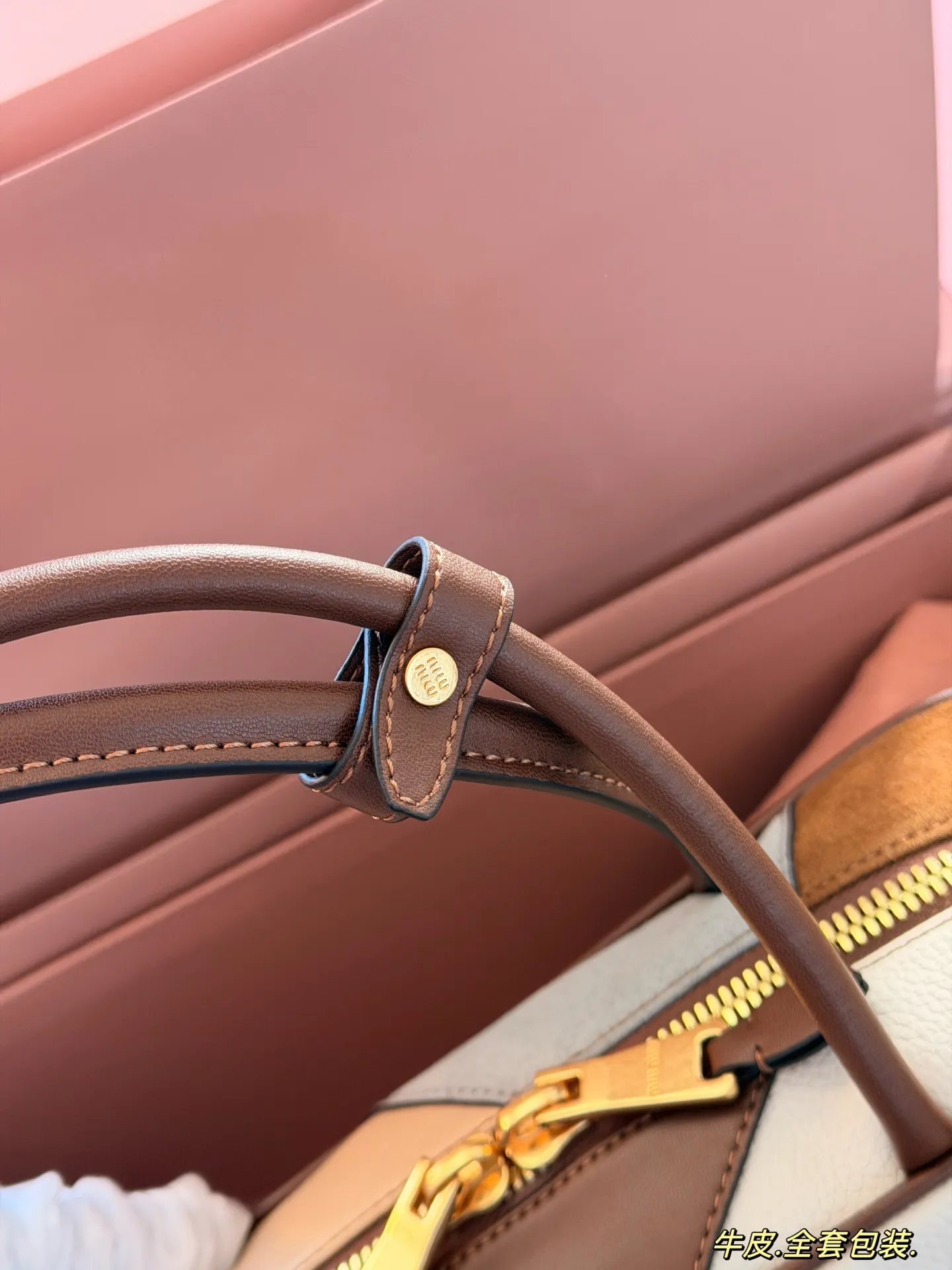 💰320 配盒 size:28*15cm miumiu保龄球/公文包 Miu又来抢钱了新款腋下公文包 来咯 ! 背起来都很nice 哦 可手拎也可斜挎! 出场就是miumiu小公主!