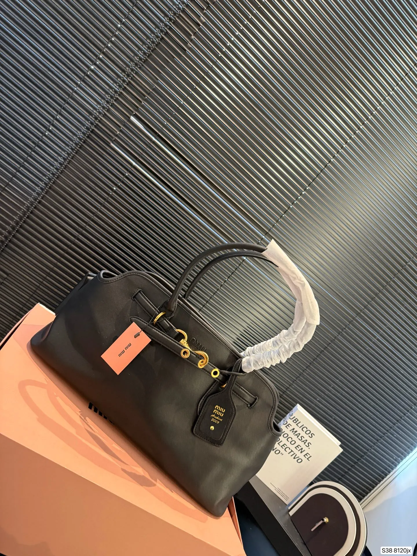 P240 配折叠盒子 麂皮缪缪托特 要么说今年MIUMIU确实“妖”呢 不得不承认MIUMIU现在的产品越来越受欢迎了,不仅仅女生的适龄段继续年轻化,男生的关注度也越来越高,而且营销的确也跟得上,时装周期间的热搜数量就很说明问题~尺寸:45 23货号8120